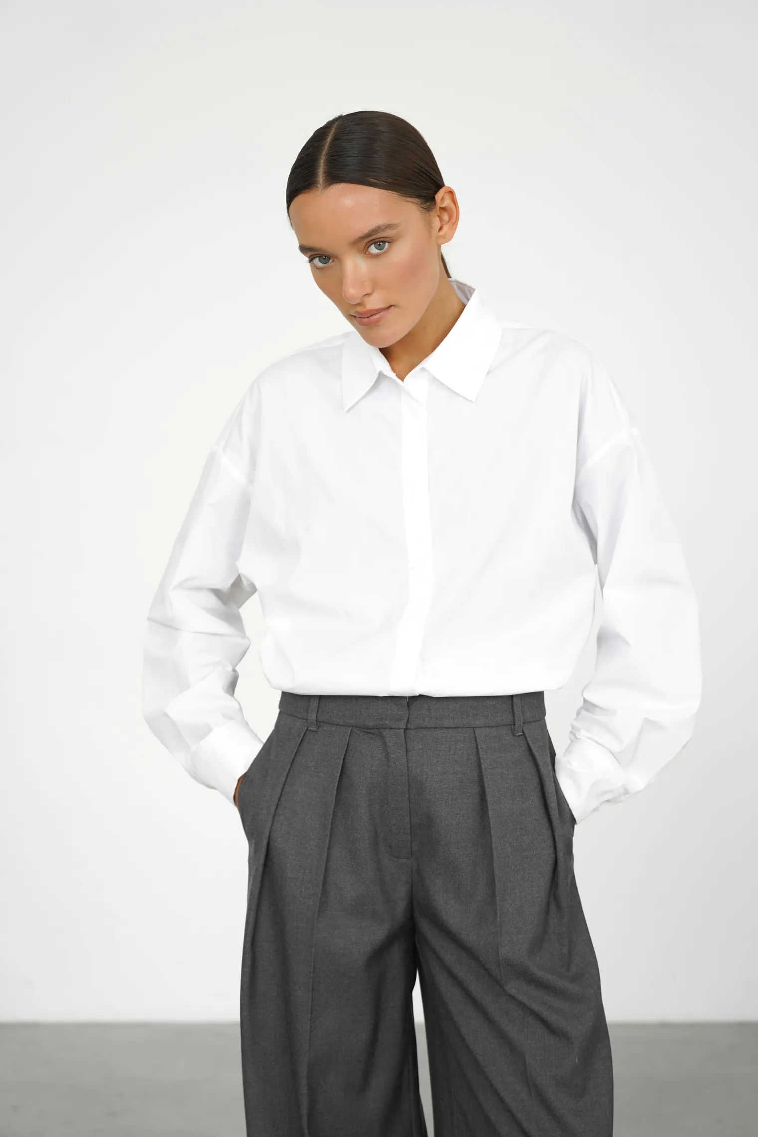 Рубашка свободного кроя белого цвета фото 1