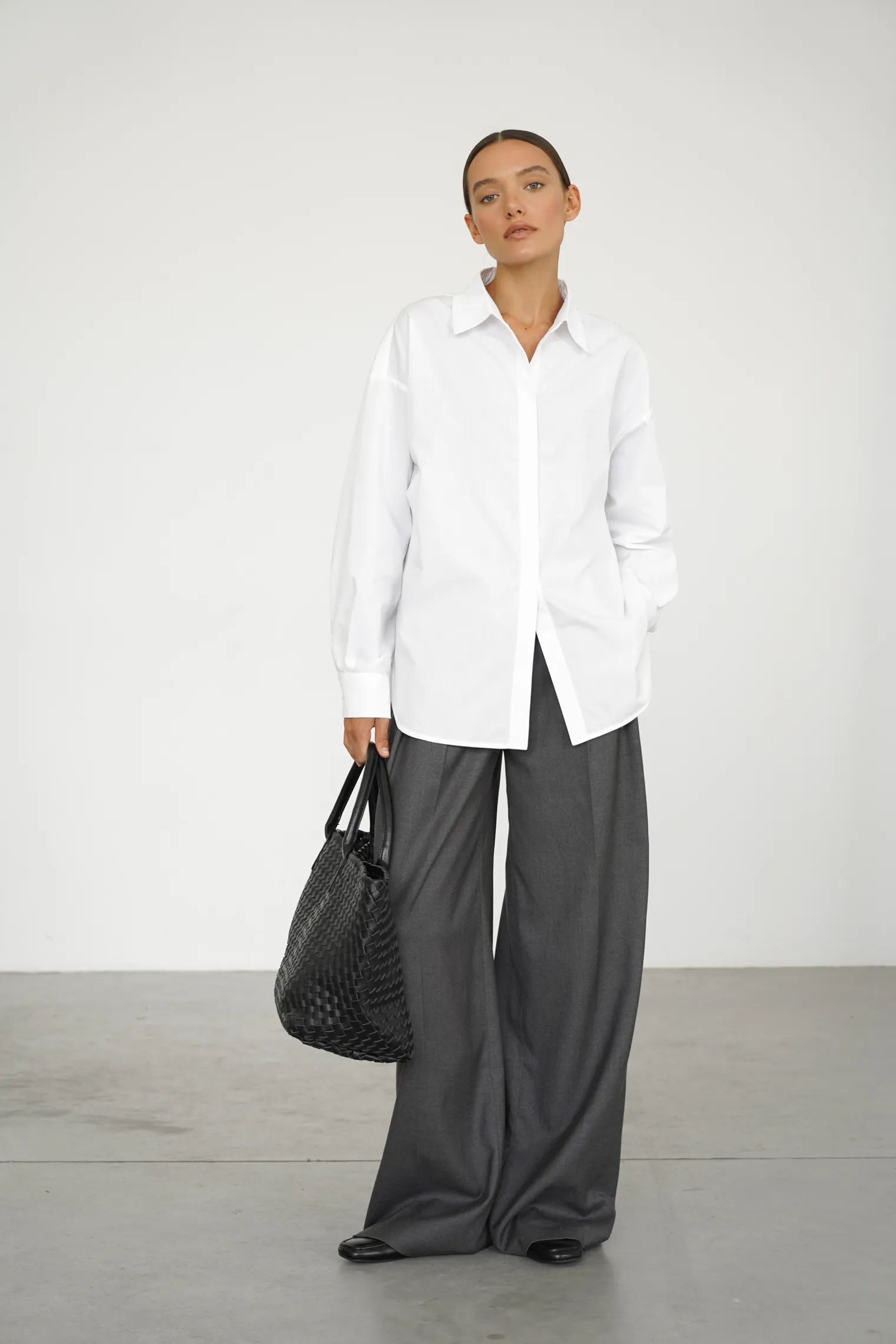 Рубашка свободного кроя белого цвета фото 3