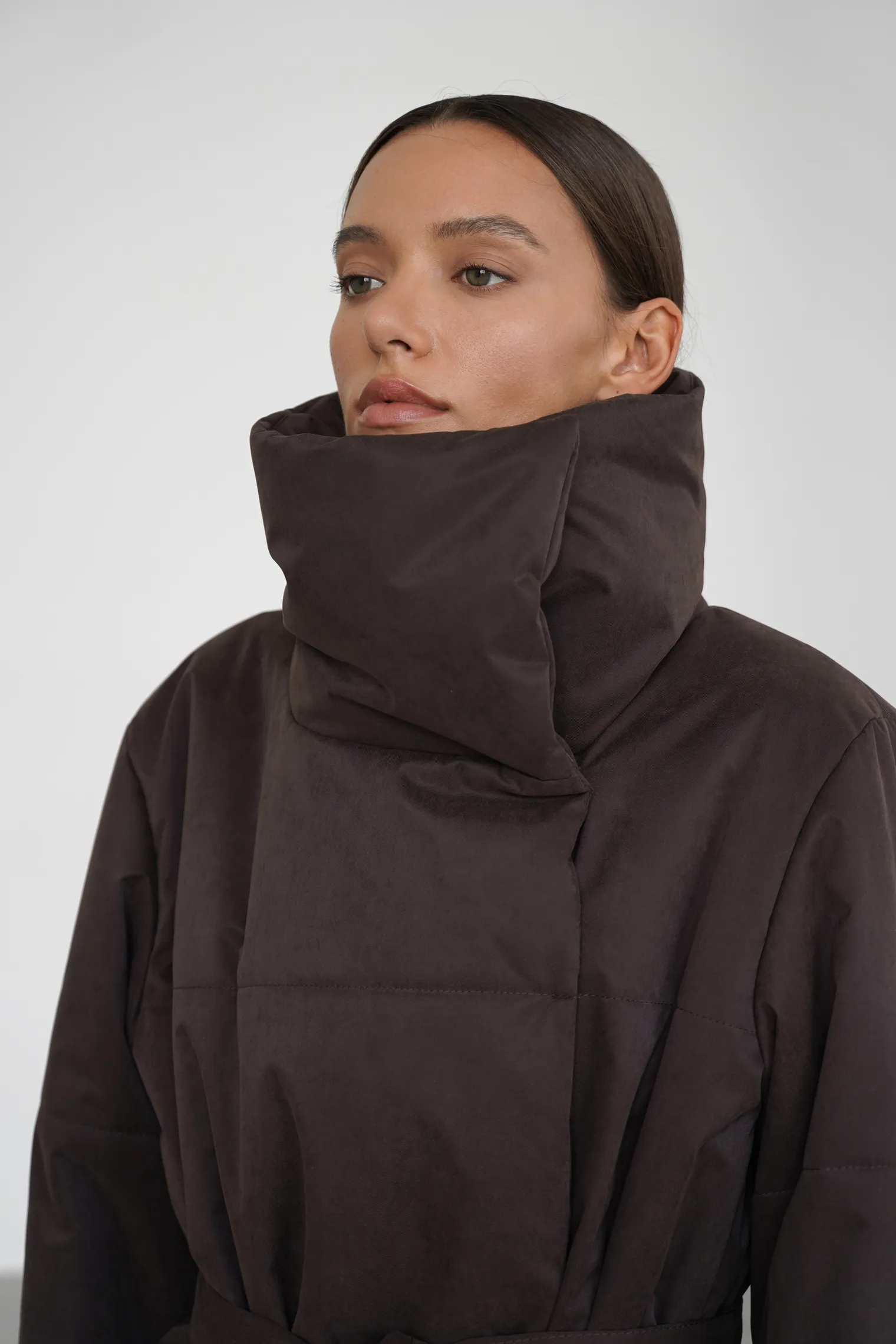 Пальто утепленное цвета горький шоколад фото 2