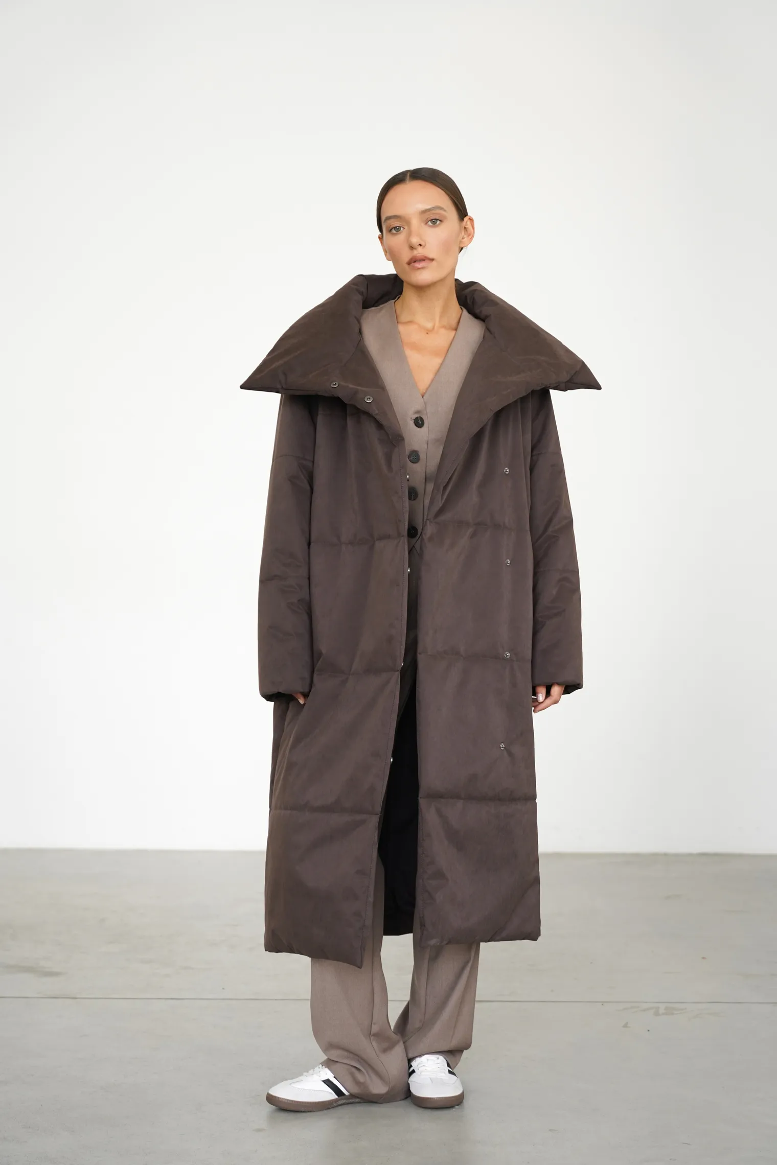 Пальто утепленное цвета горький шоколад фото 3