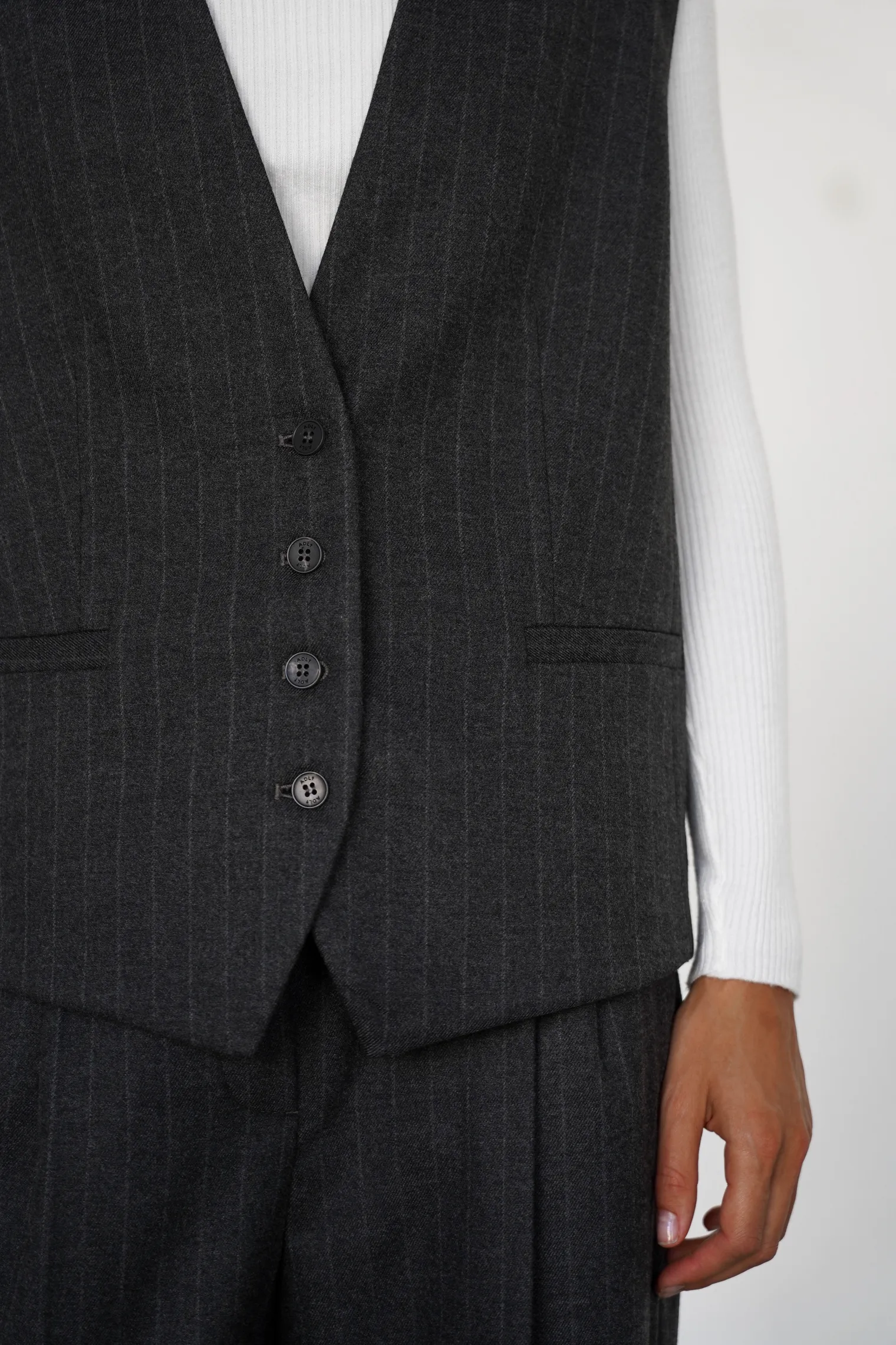 Однобортный жилет свободного кроя с пуговицами в полоску графитового цвета фото 6