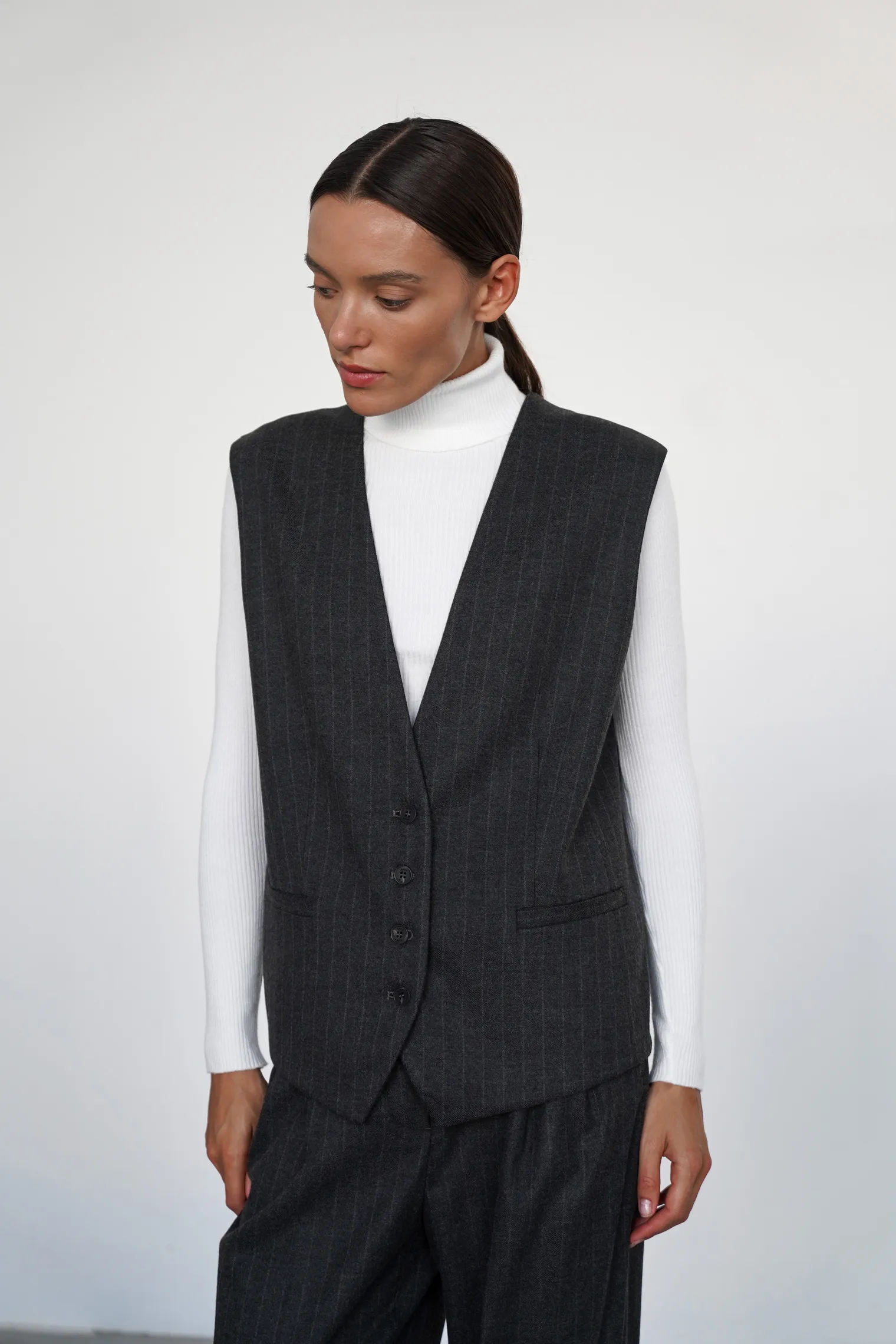 Однобортный жилет свободного кроя с пуговицами в полоску графитового цвета фото 5