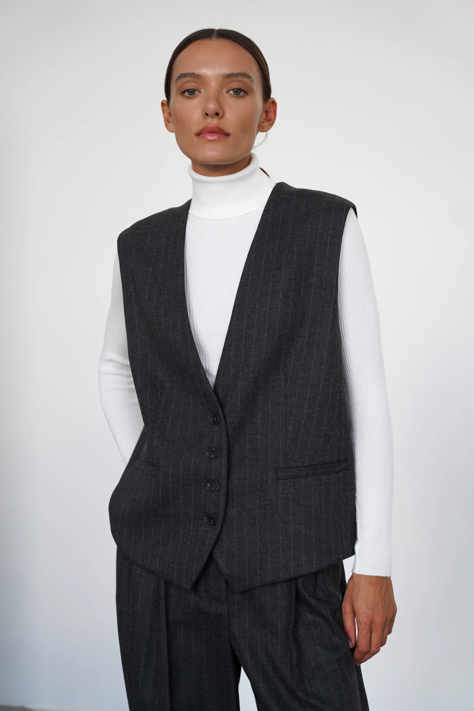 Однобортный жилет свободного кроя с пуговицами в полоску графитового цвета фото 1