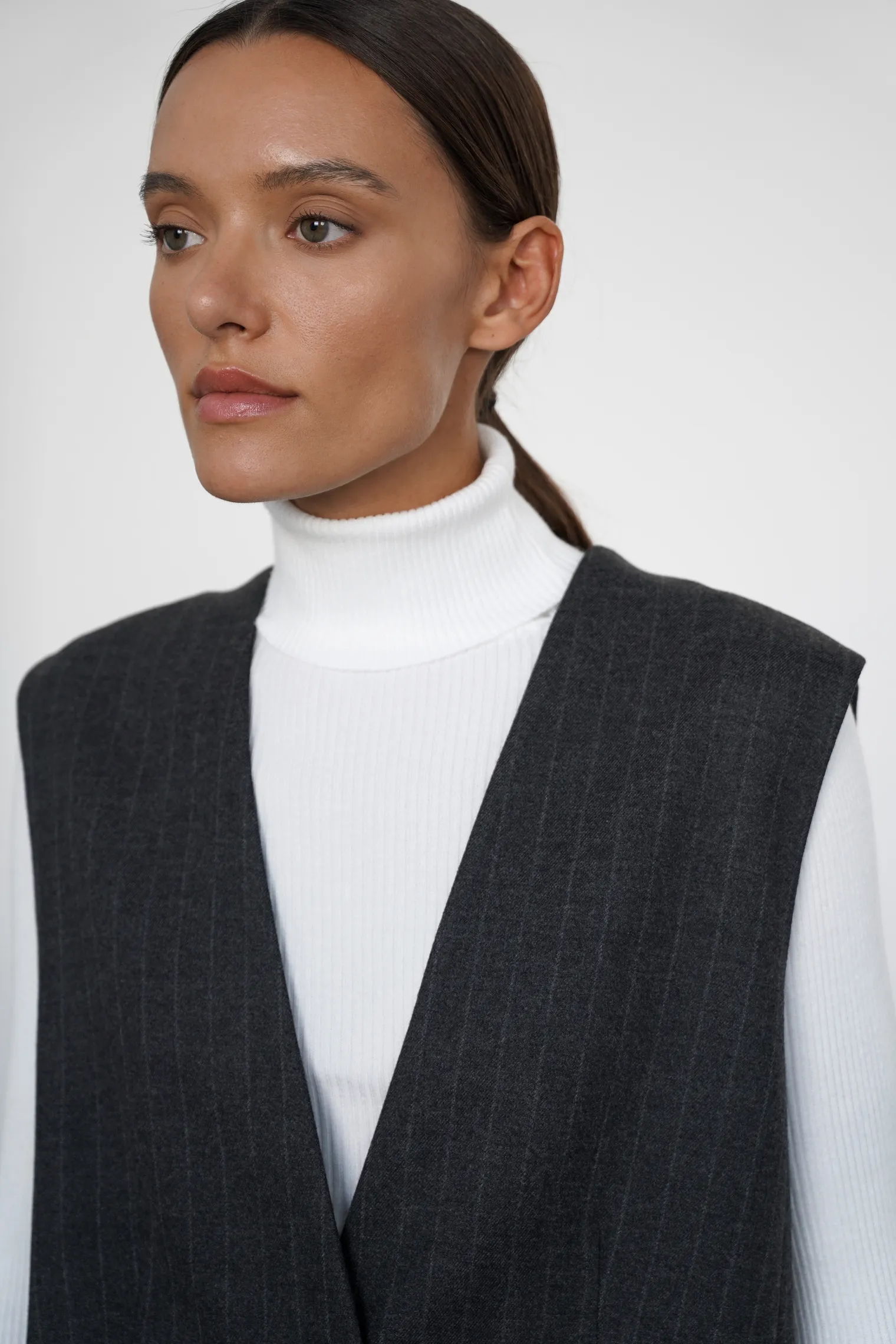 Однобортный жилет свободного кроя с пуговицами в полоску графитового цвета фото 2