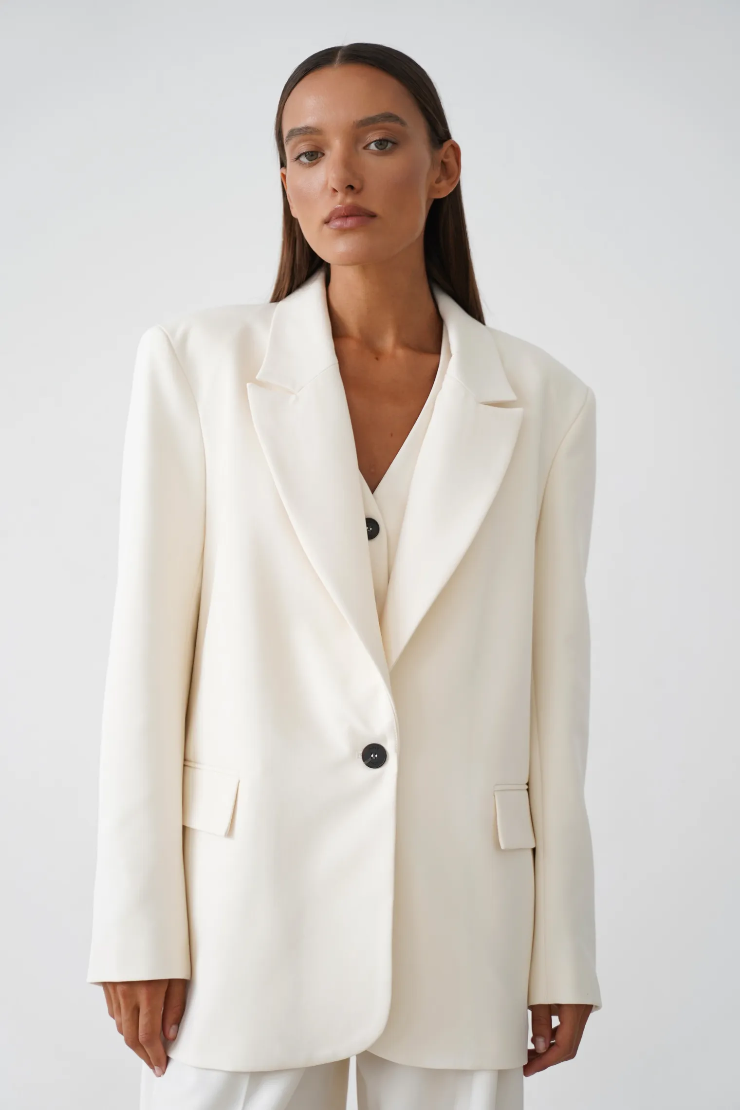 Однобортный жакет с накладными карманами цвета тофу фото 7