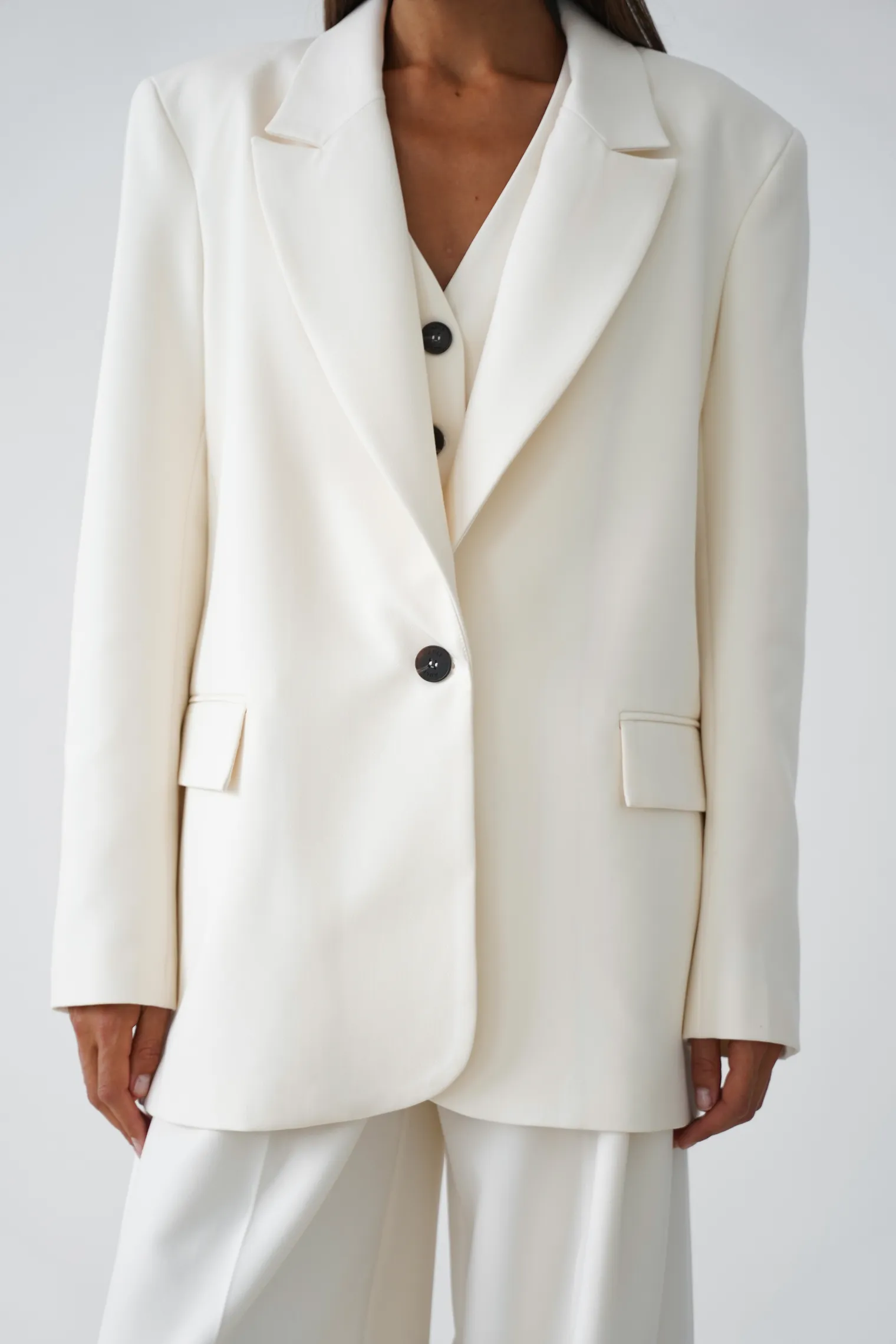 Однобортный жакет с накладными карманами цвета тофу фото 5