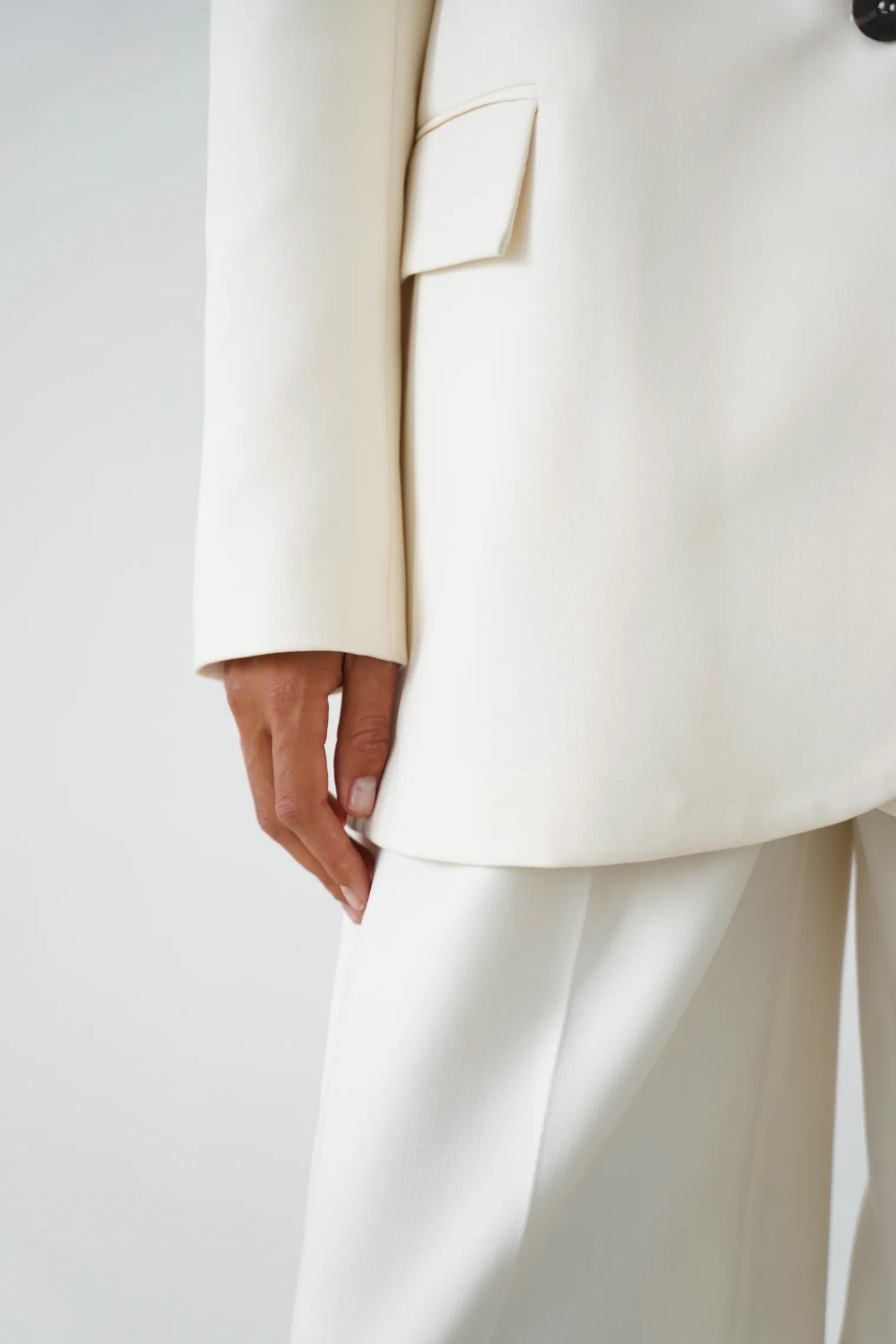 Однобортный жакет с накладными карманами цвета тофу фото 2