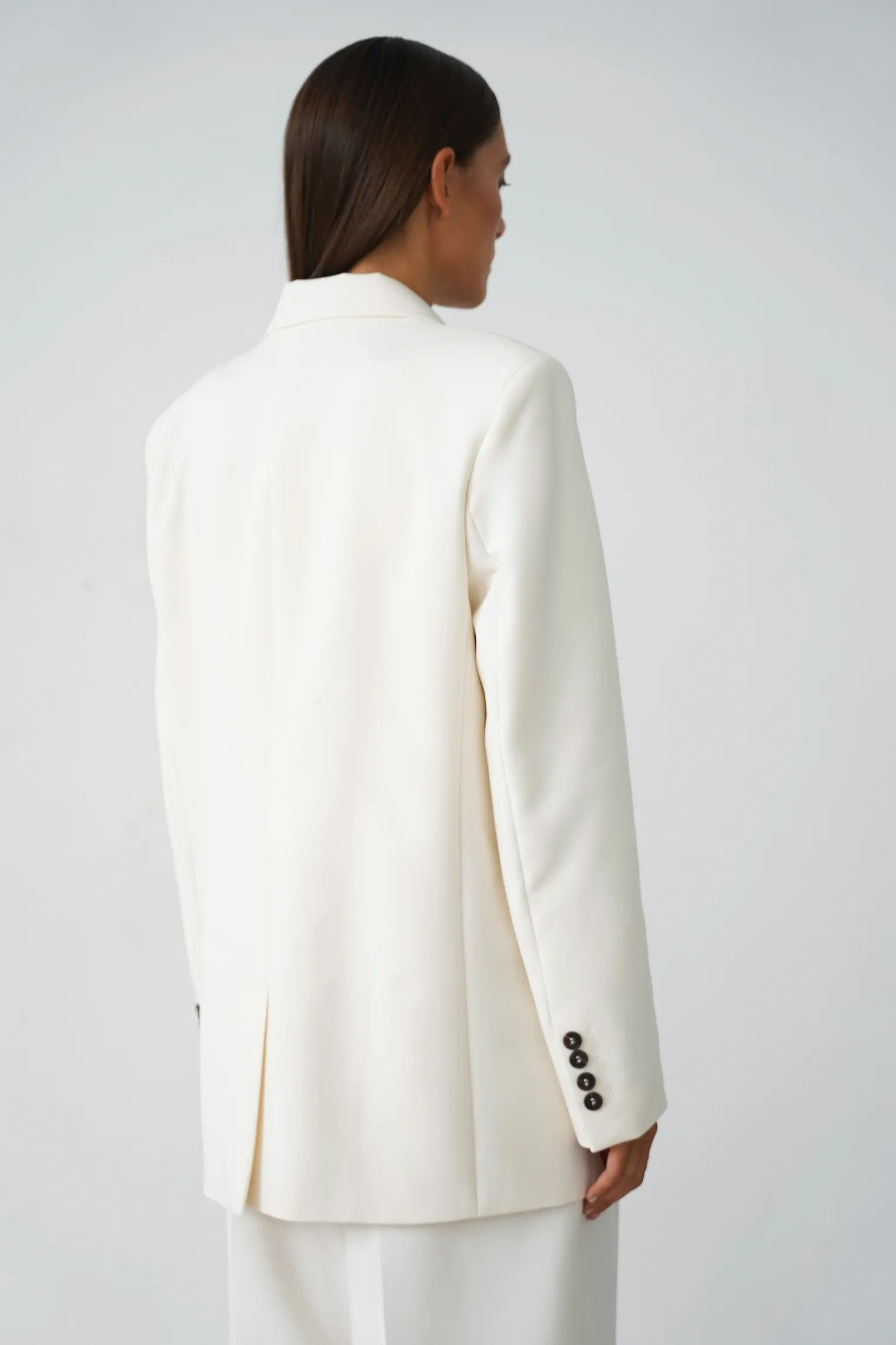 Однобортный жакет с накладными карманами цвета тофу фото 4