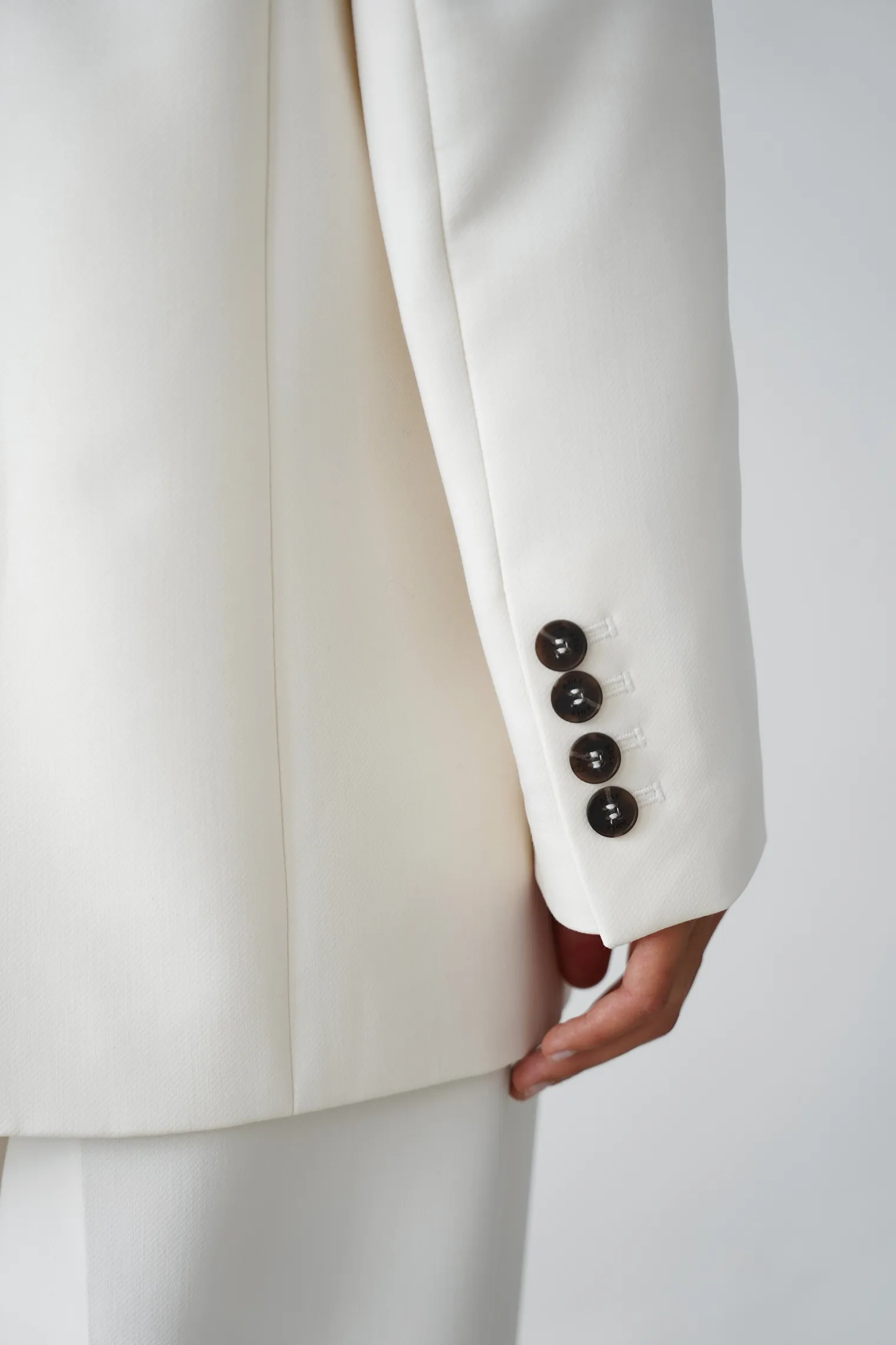 Однобортный жакет с накладными карманами цвета тофу фото 6