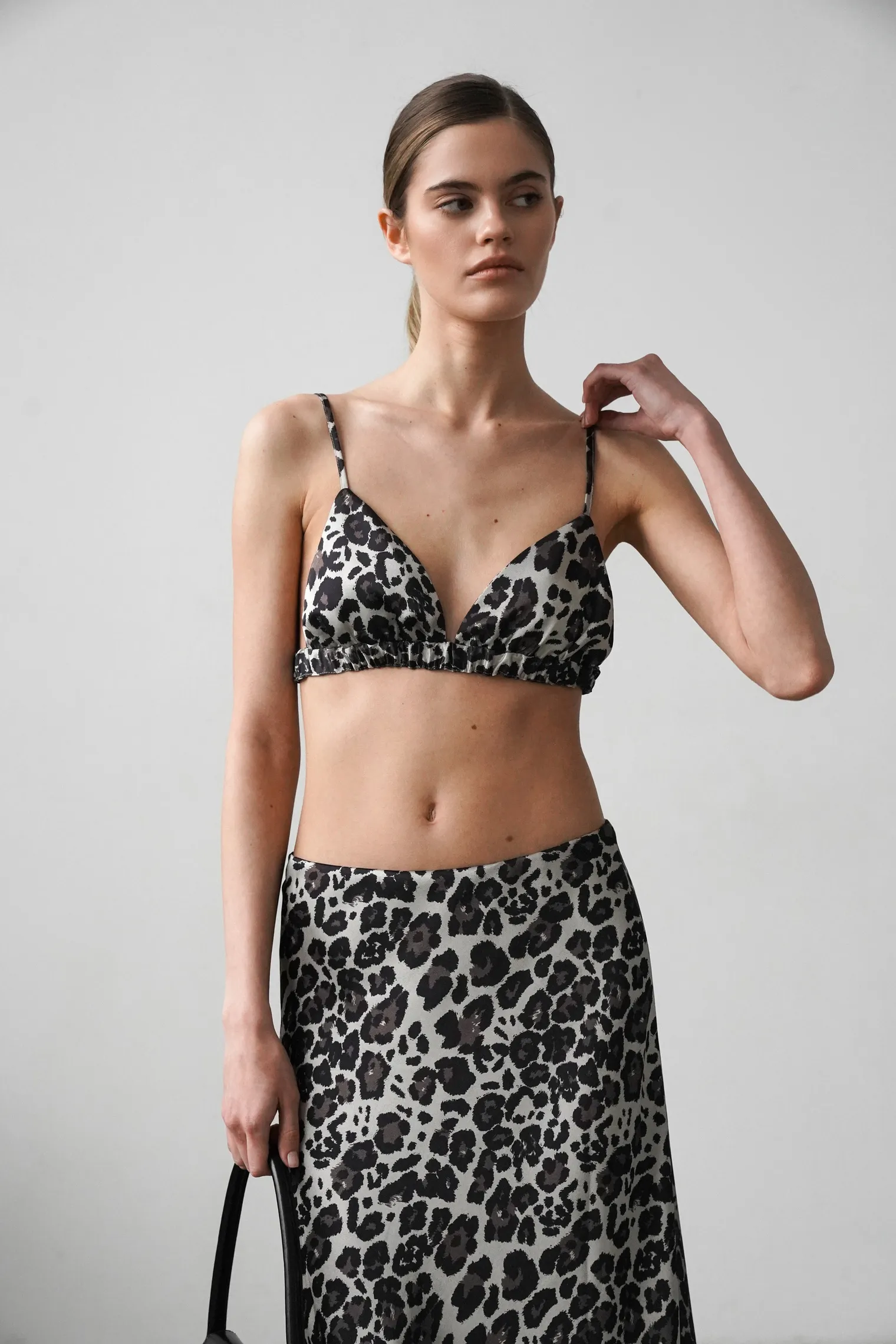 Топ укороченный на регулируемых бретелях с завязками, с принтом леопардового цвета фото 7