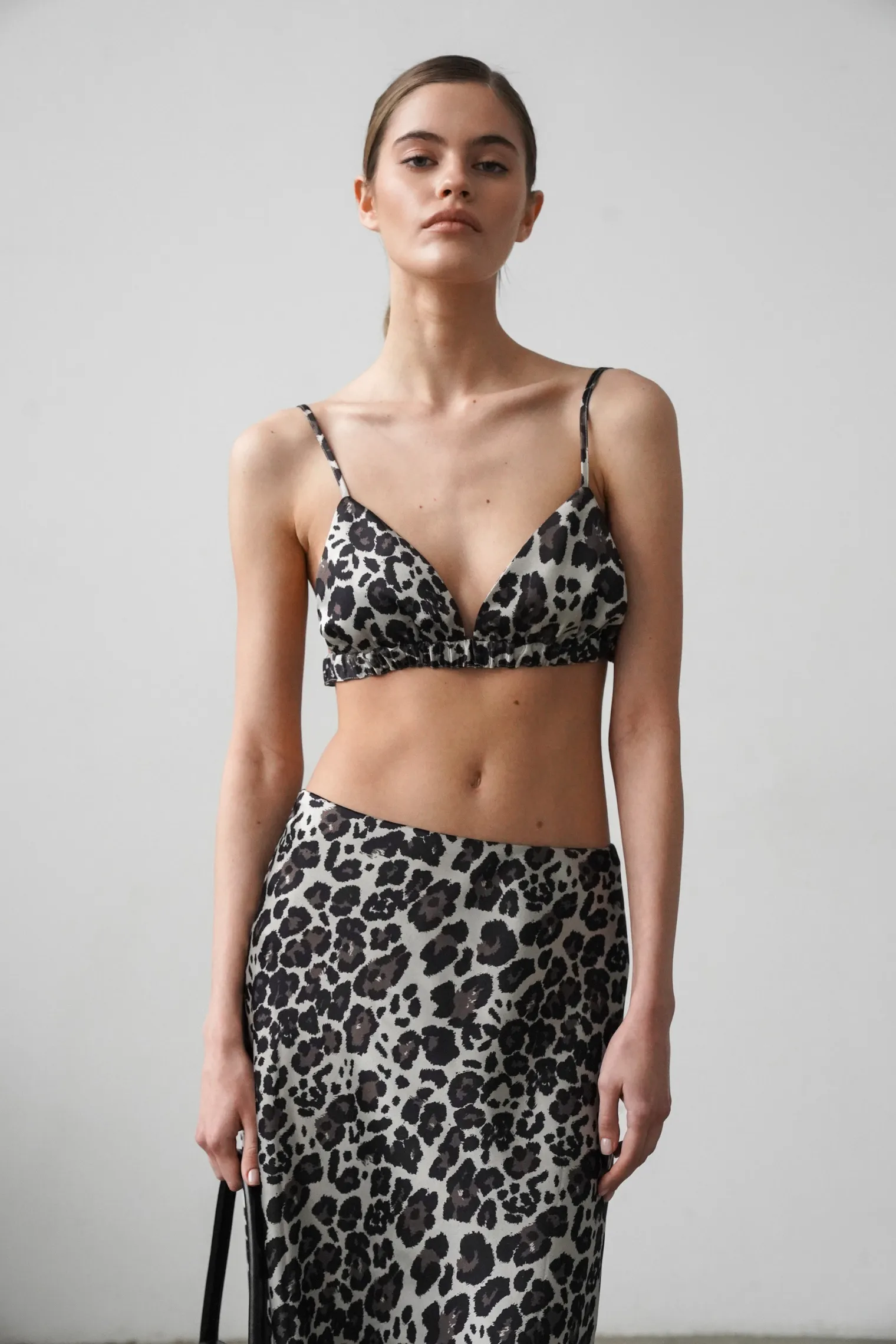 Топ укороченный на регулируемых бретелях с завязками, с принтом леопардового цвета фото 1