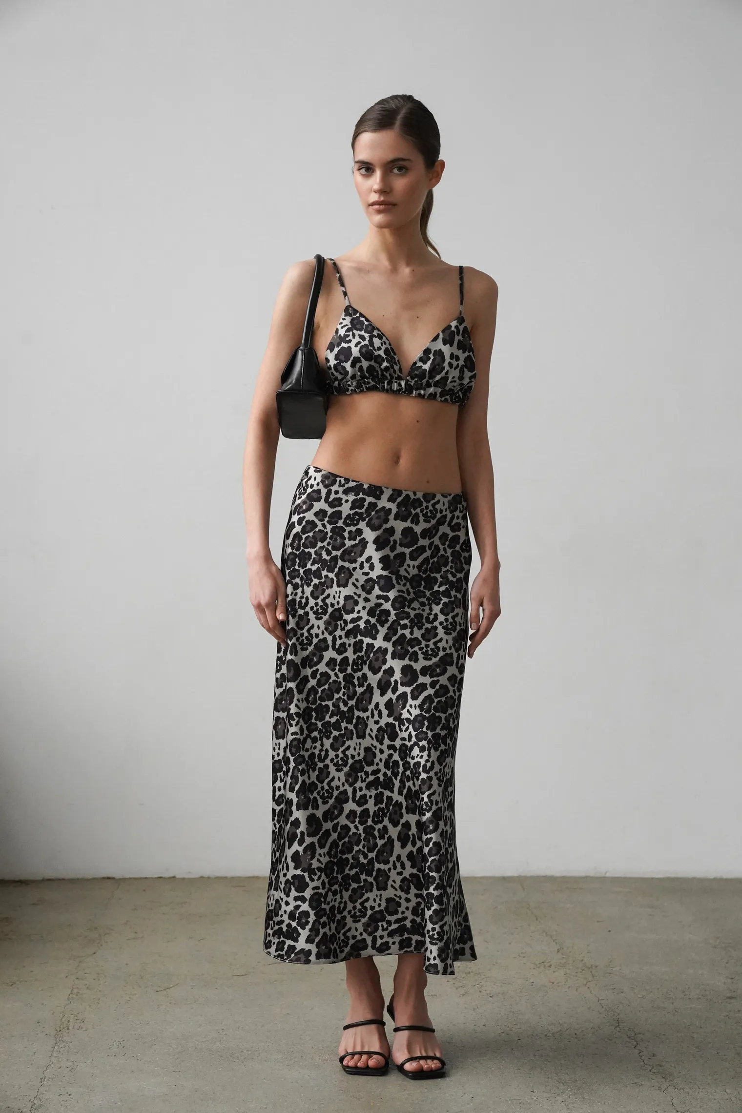 Топ укороченный на регулируемых бретелях с завязками, с принтом леопардового цвета фото 6