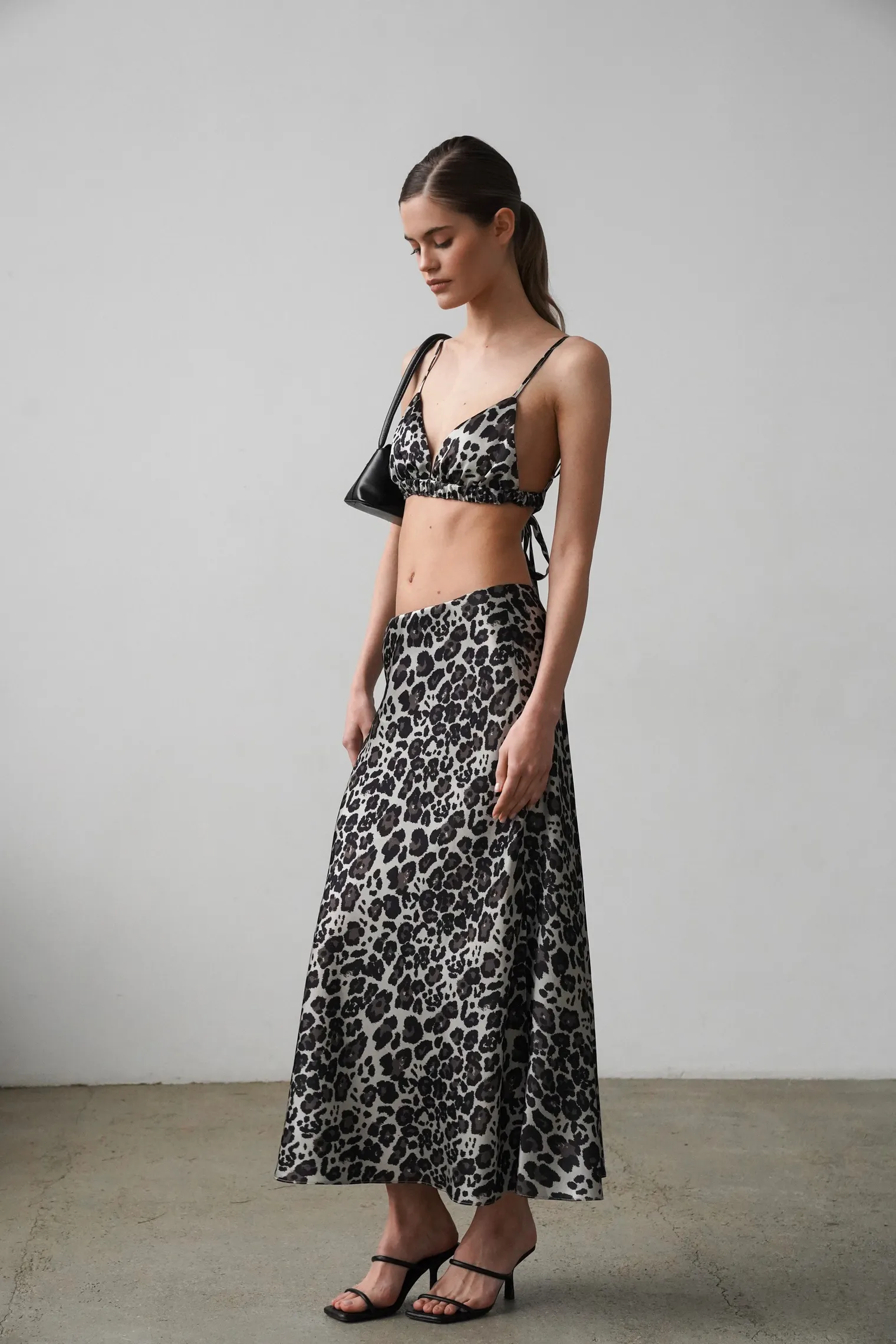 Топ укороченный на регулируемых бретелях с завязками, с принтом леопардового цвета фото 4