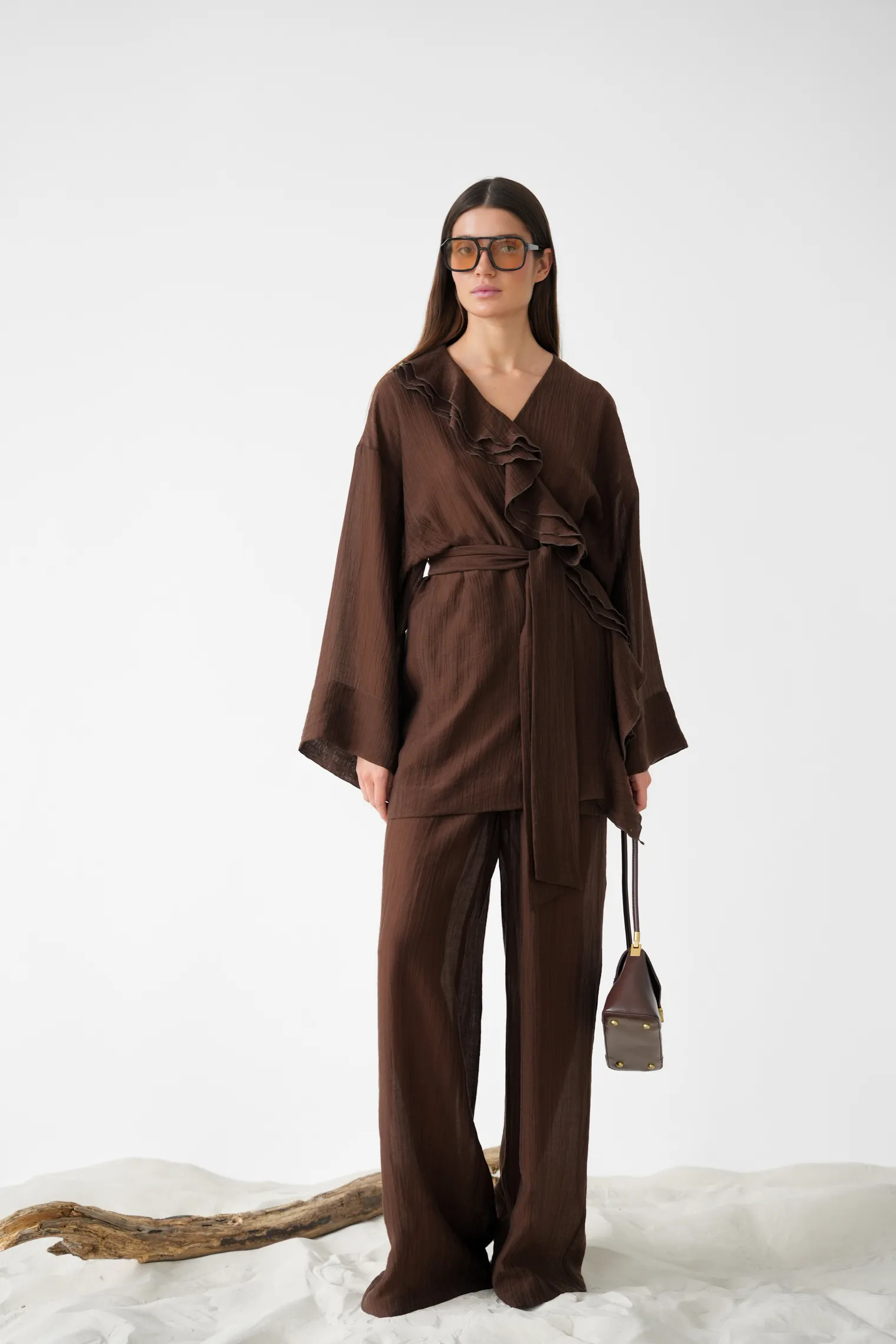 Блуза с запахом из жатой ткани цвета горький шоколад фото 3