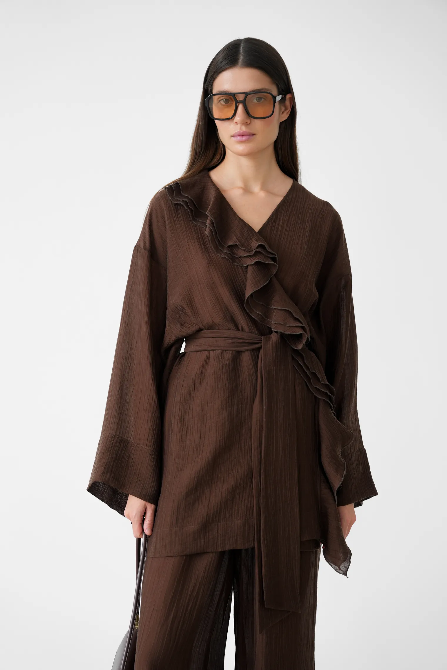 Блуза с запахом из жатой ткани цвета горький шоколад фото 5