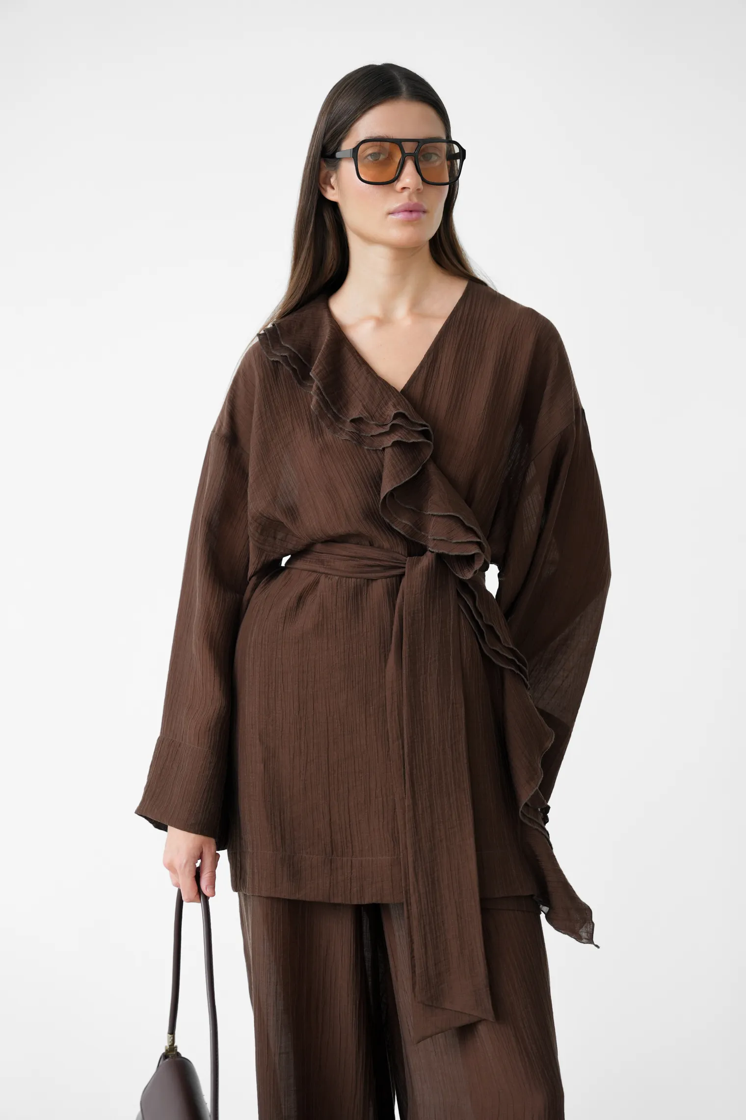 Блуза с запахом из жатой ткани цвета горький шоколад фото 1