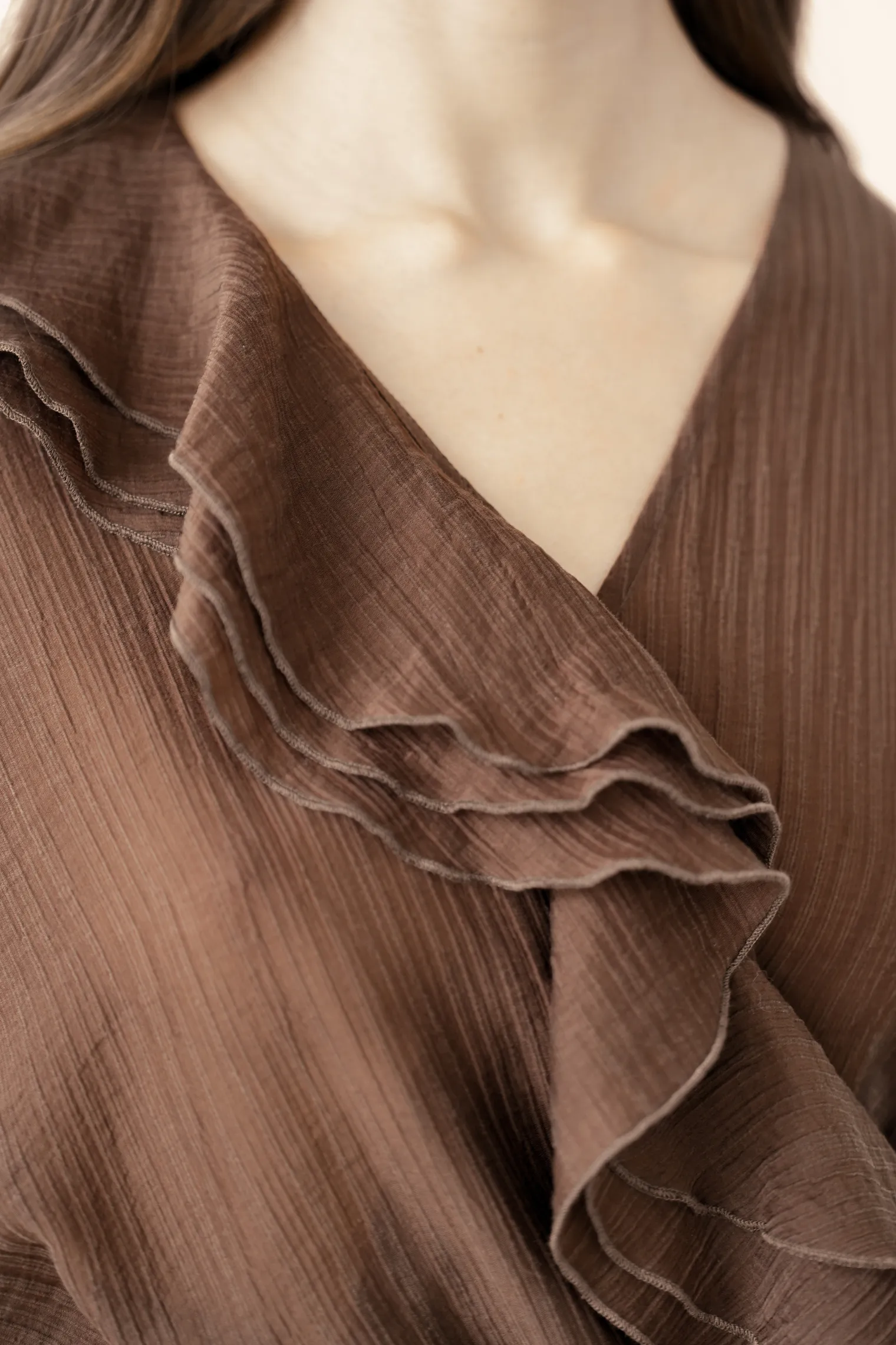 Блуза с запахом из жатой ткани цвета горький шоколад фото 2