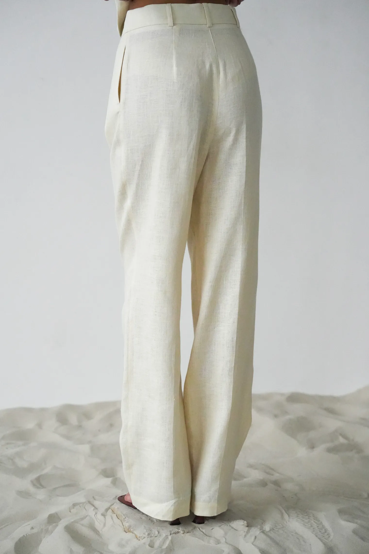 Брюки прямого кроя со складками изо льна цвета тофу фото 4