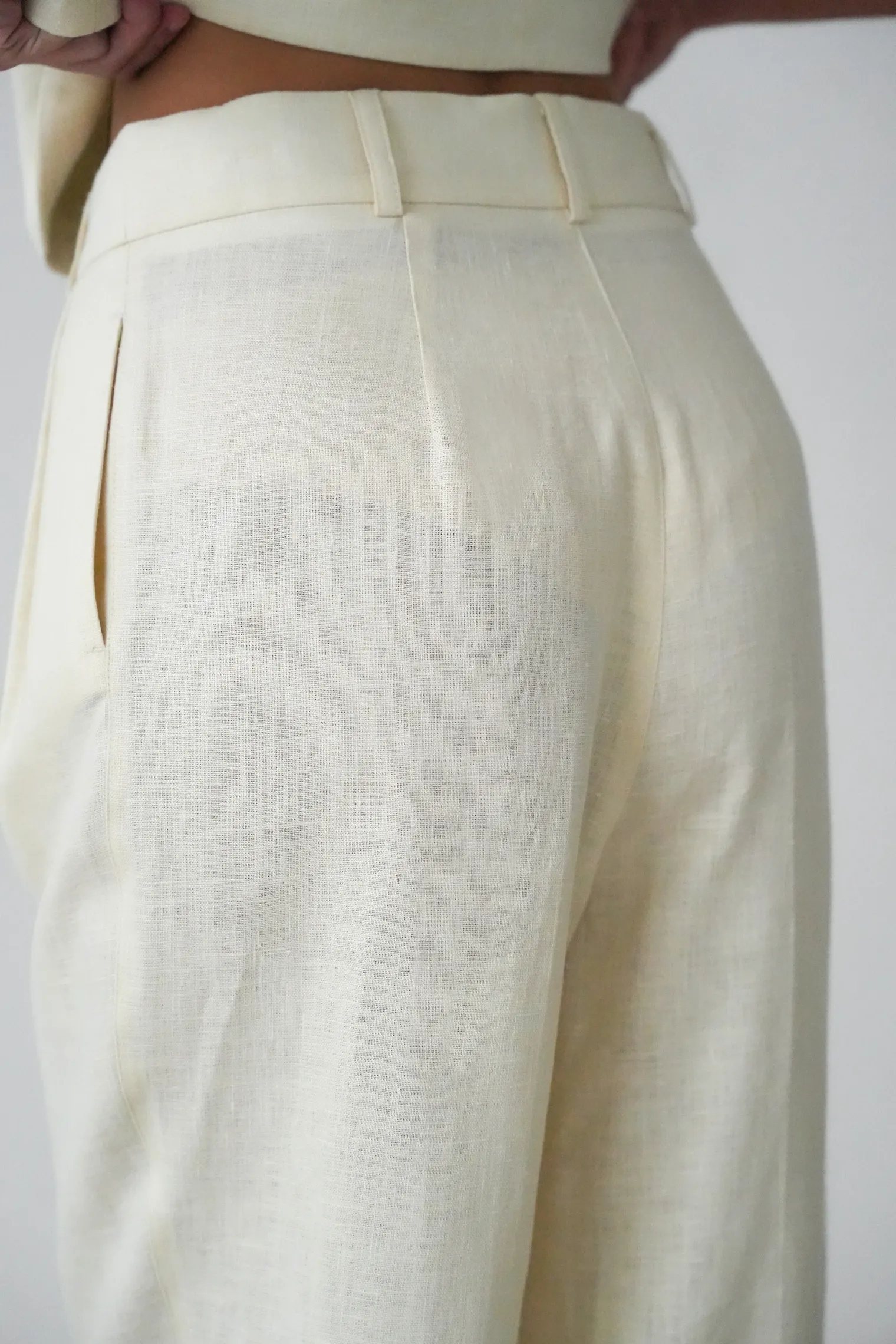 Брюки прямого кроя со складками изо льна цвета тофу фото 6