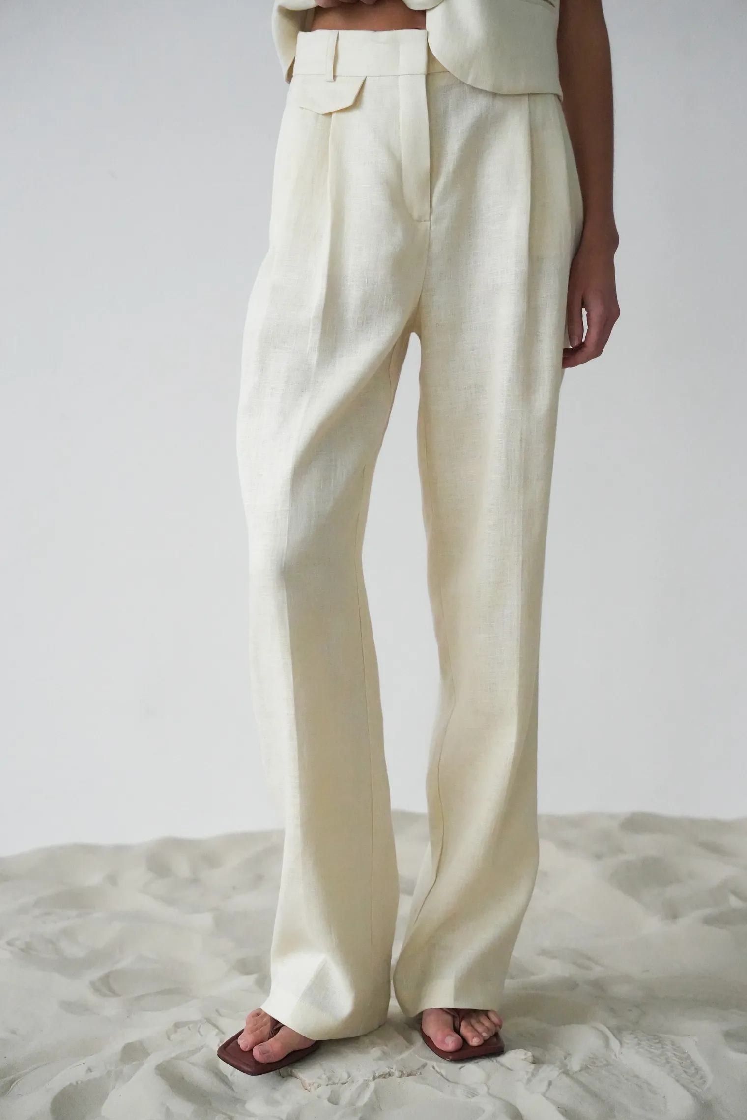Брюки прямого кроя со складками изо льна цвета тофу фото 3