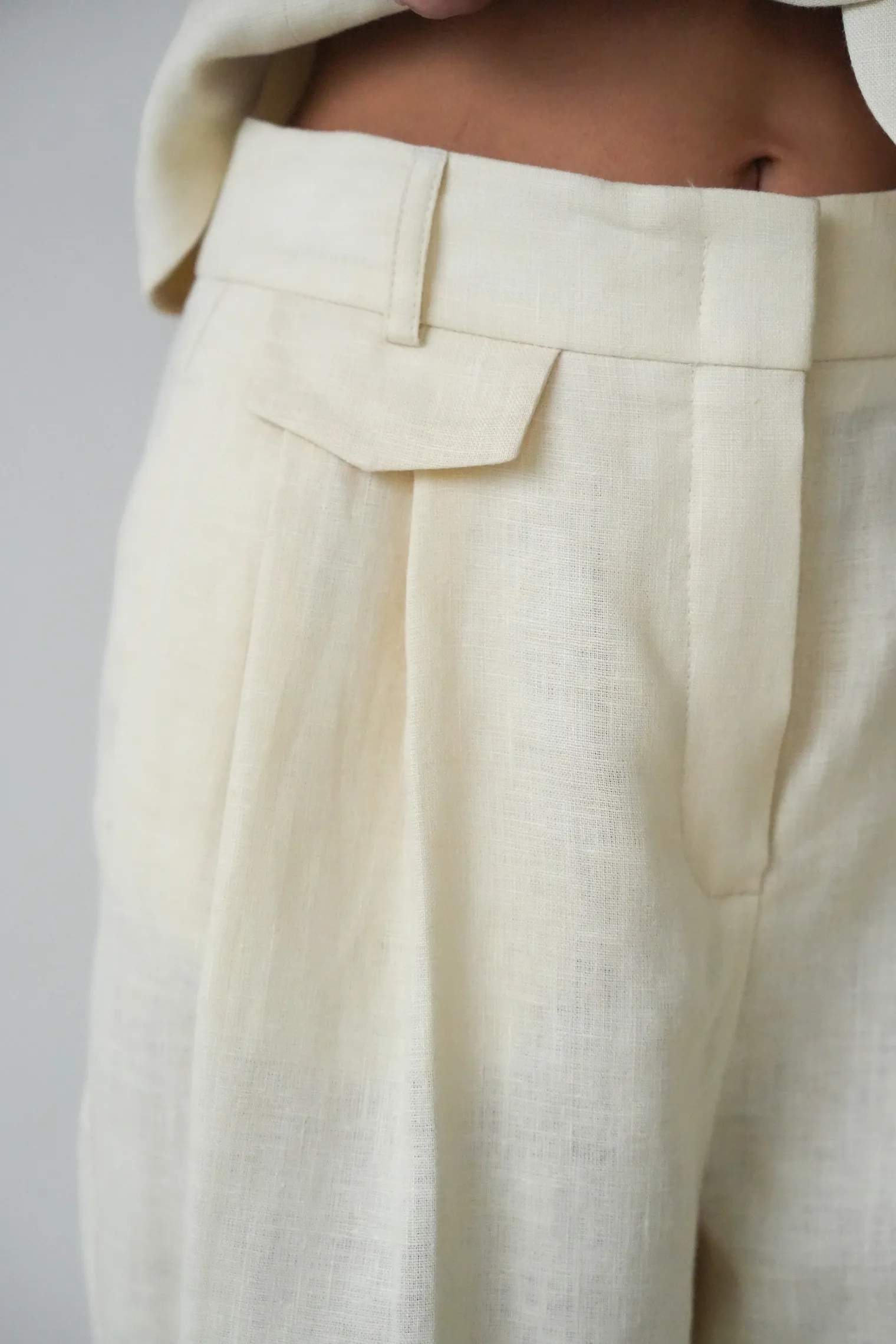 Брюки прямого кроя со складками изо льна цвета тофу фото 2