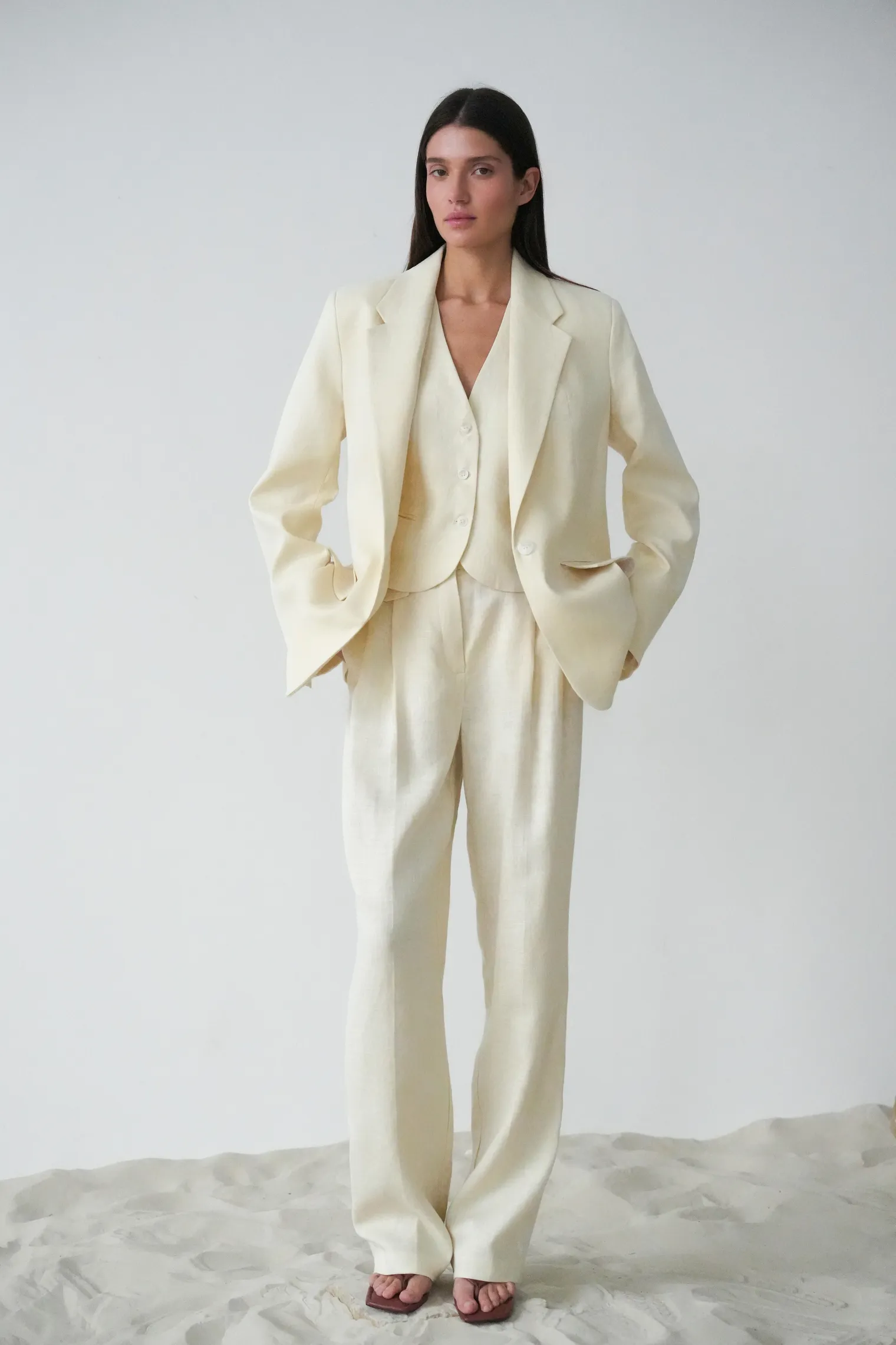 Брюки прямого кроя со складками изо льна цвета тофу фото 1