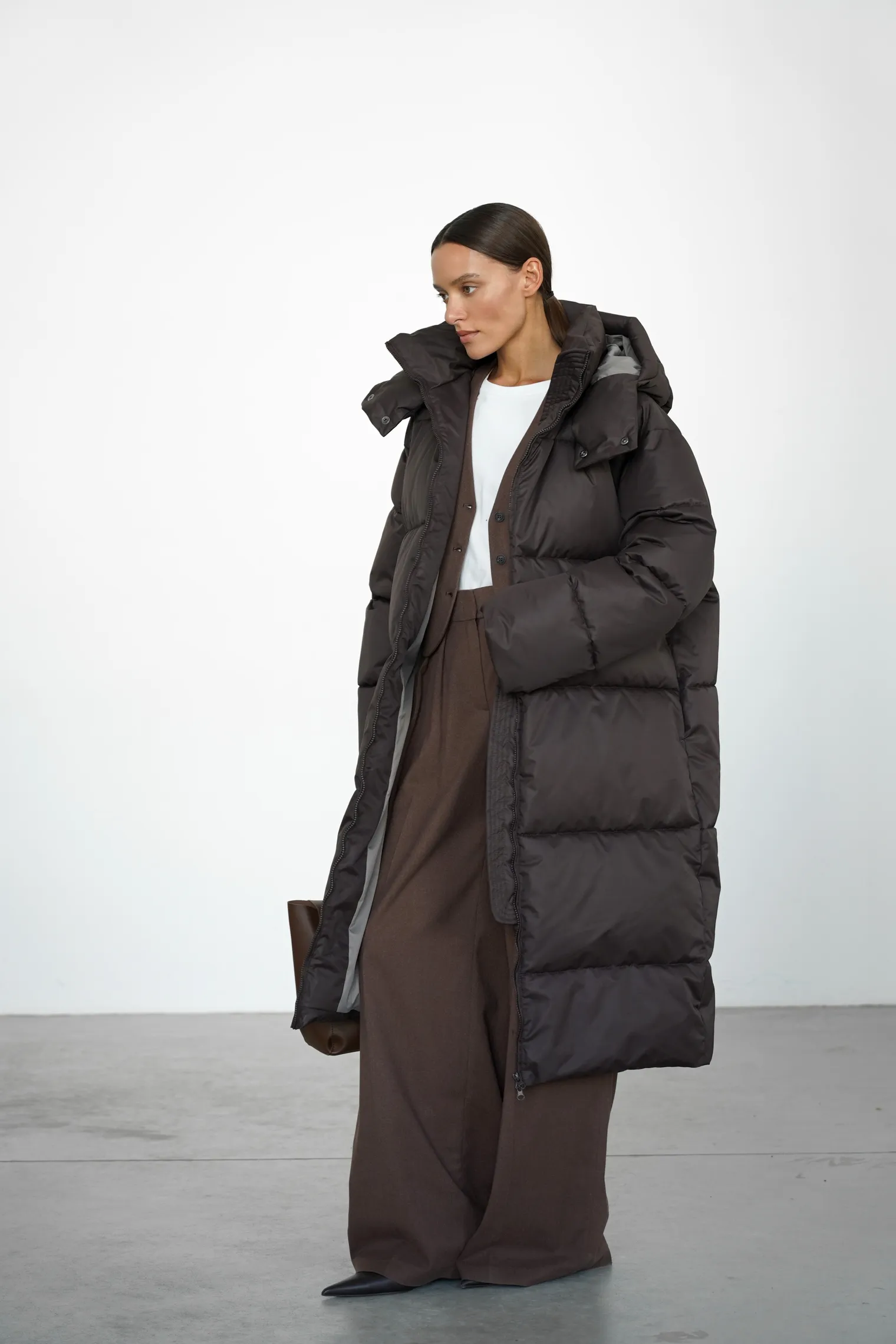 Пуховик стёганный с капюшоном шоколадного цвета фото 1