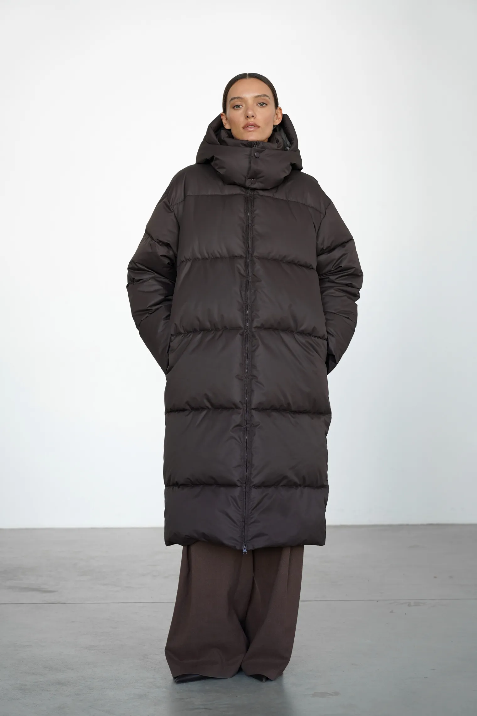 Пуховик стёганный с капюшоном шоколадного цвета фото 3