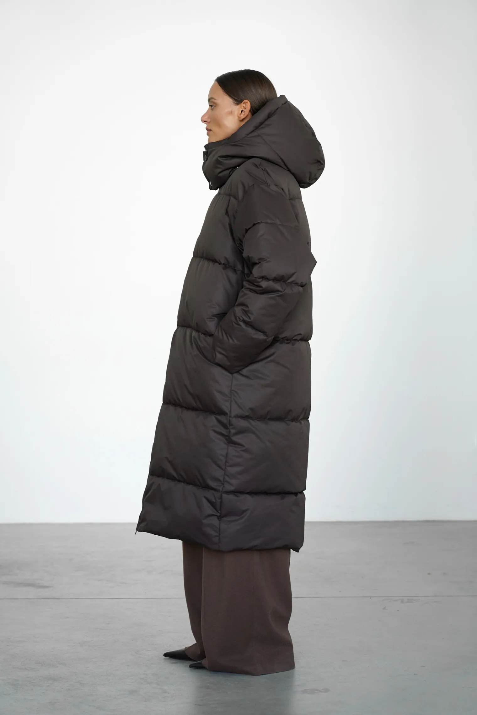 Пуховик стёганный с капюшоном шоколадного цвета фото 5