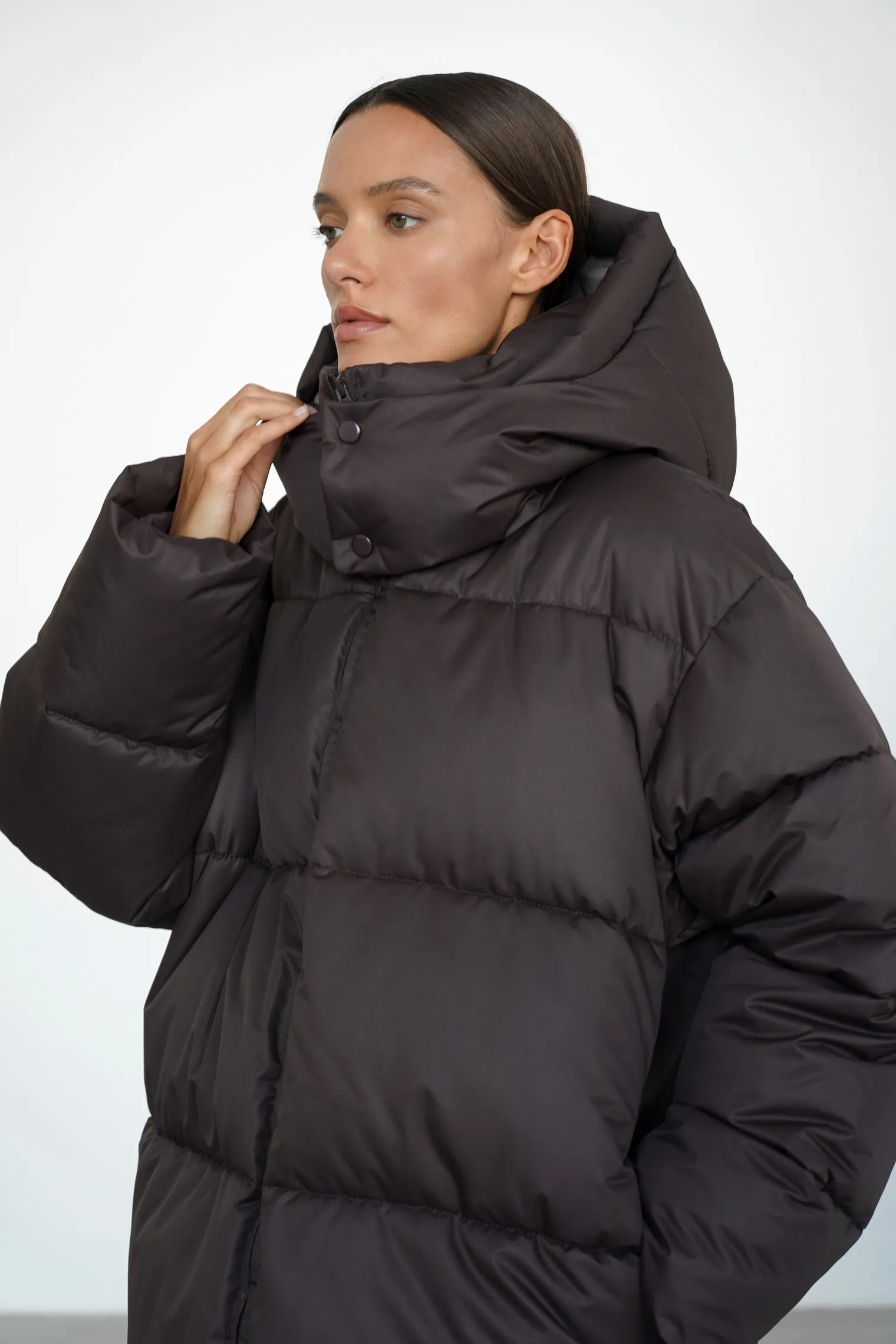 Пуховик стёганный с капюшоном шоколадного цвета фото 7