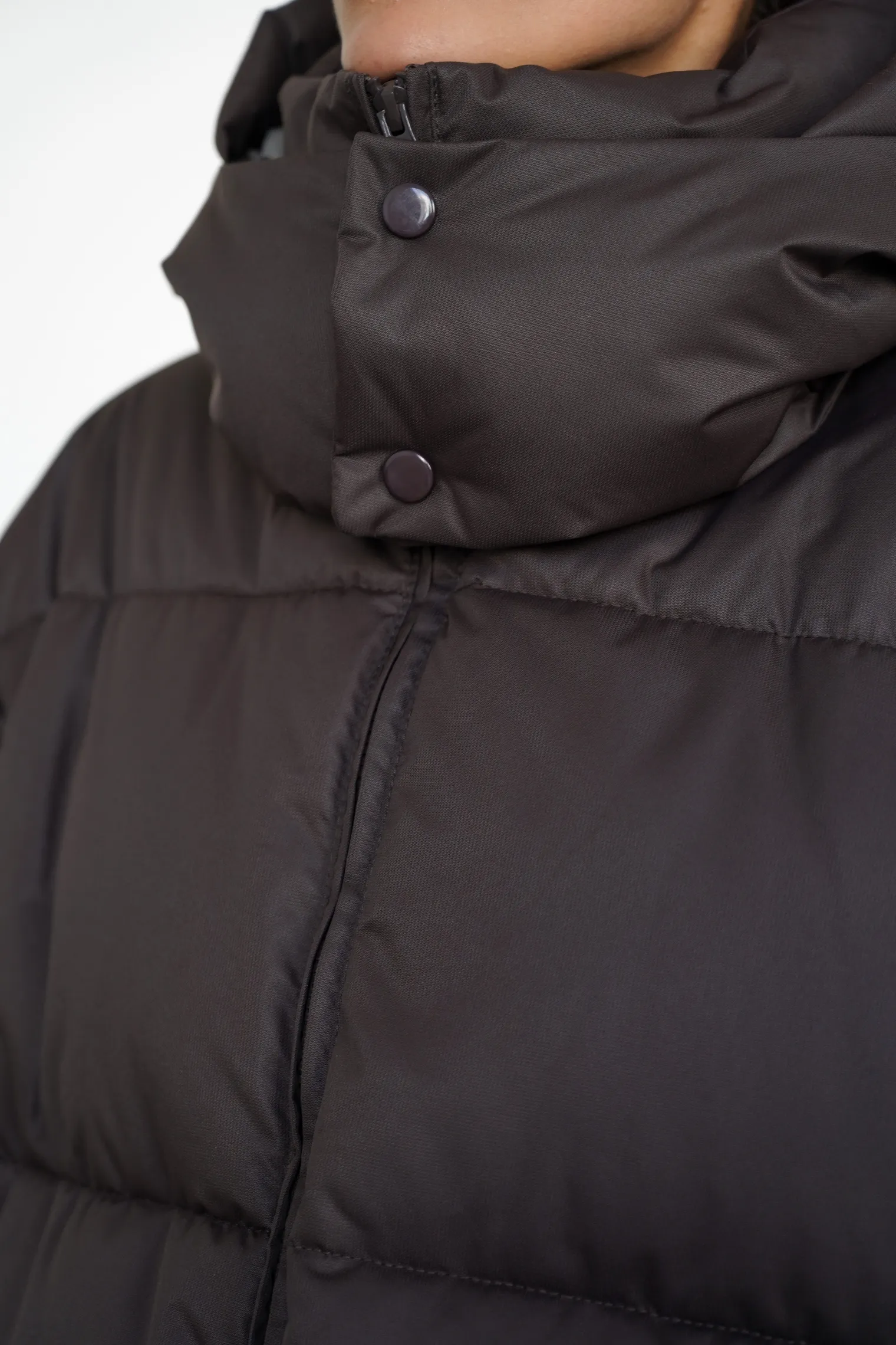 Пуховик стёганный с капюшоном шоколадного цвета фото 6