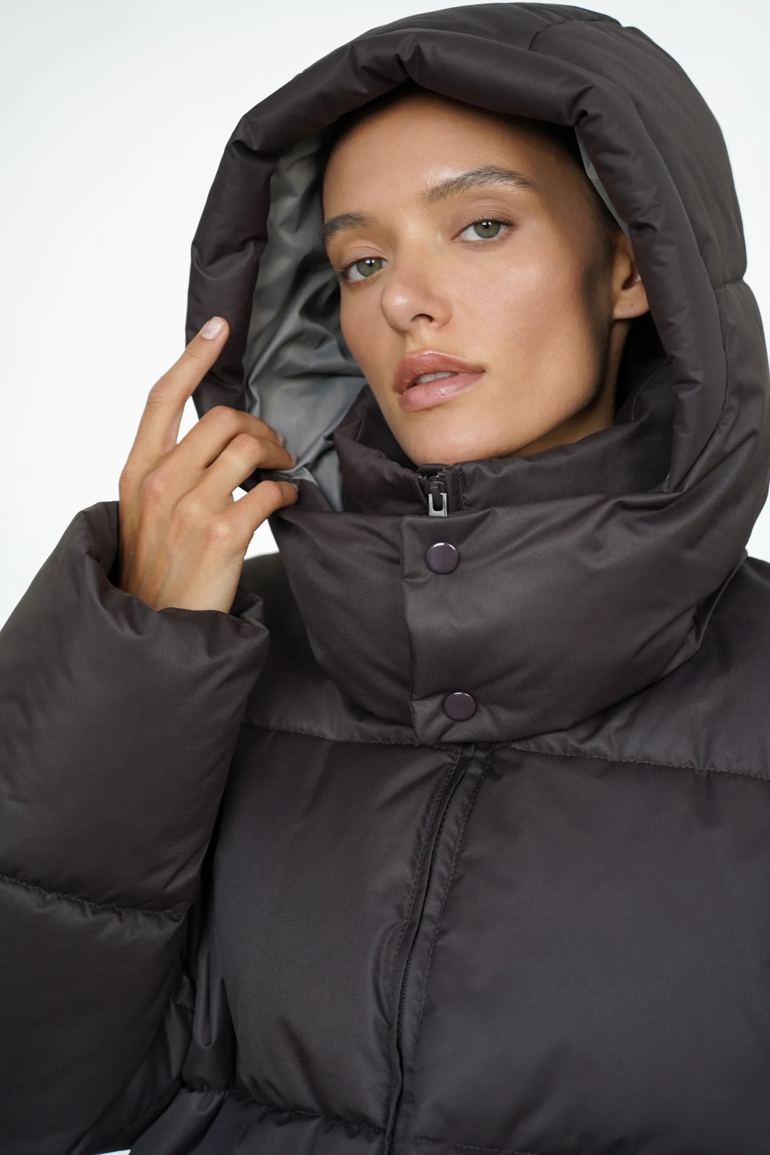 Пуховик стёганный с капюшоном шоколадного цвета фото 2