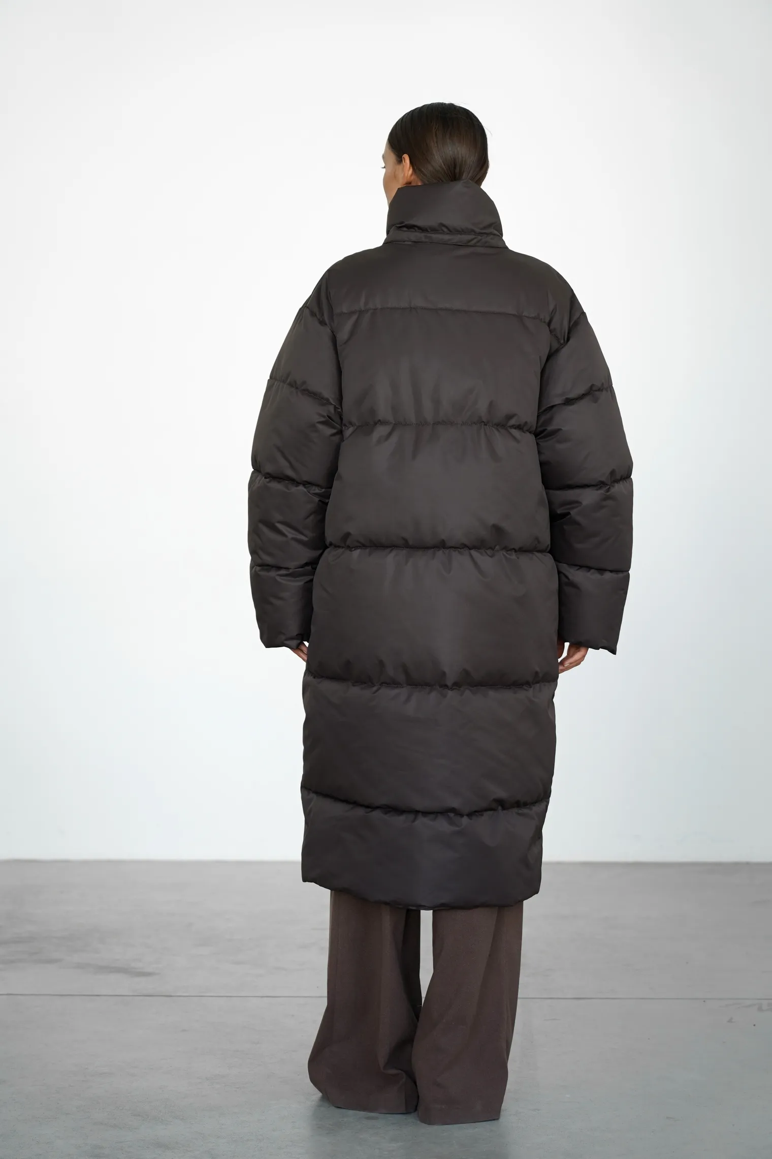 Пуховик стёганный с капюшоном шоколадного цвета фото 4