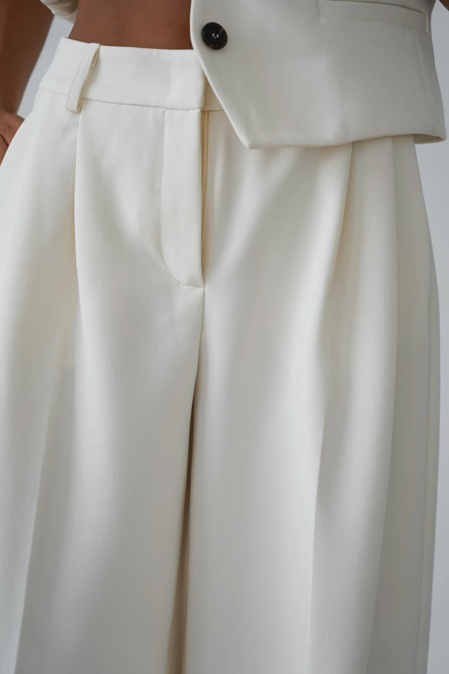 Брюки широкого кроя с завышенной талией со складками цвета тофу фото 2