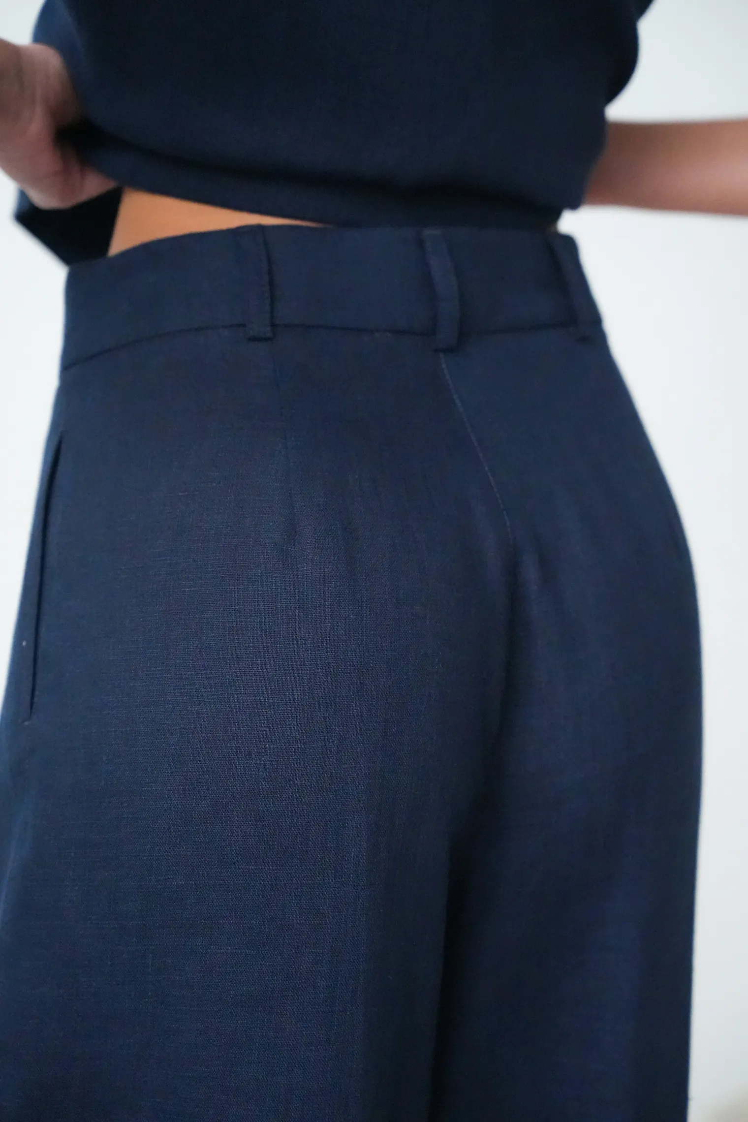 Брюки прямого кроя со складками изо льна тёмно-синего цвета фото 6