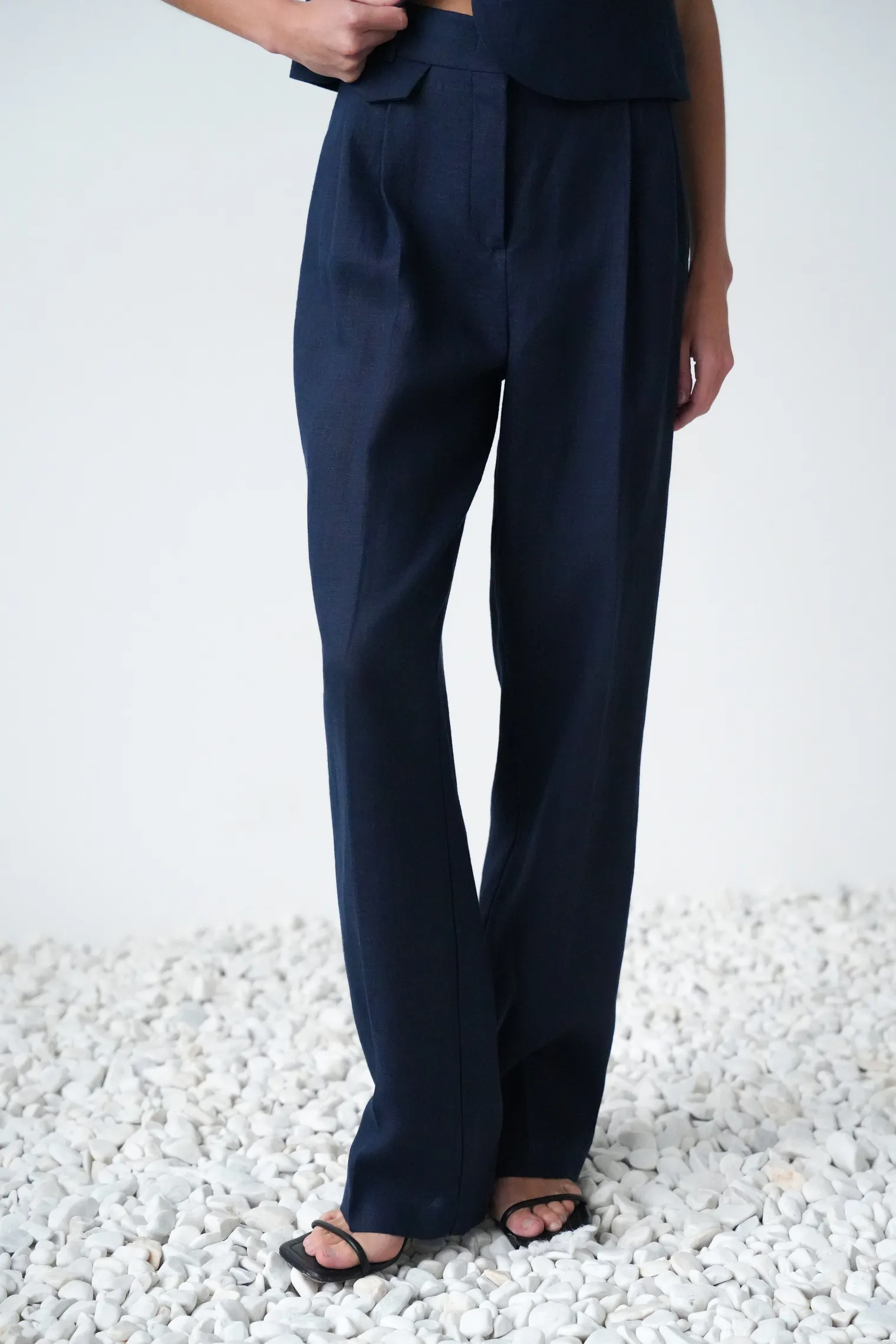 Брюки прямого кроя со складками изо льна тёмно-синего цвета фото 5