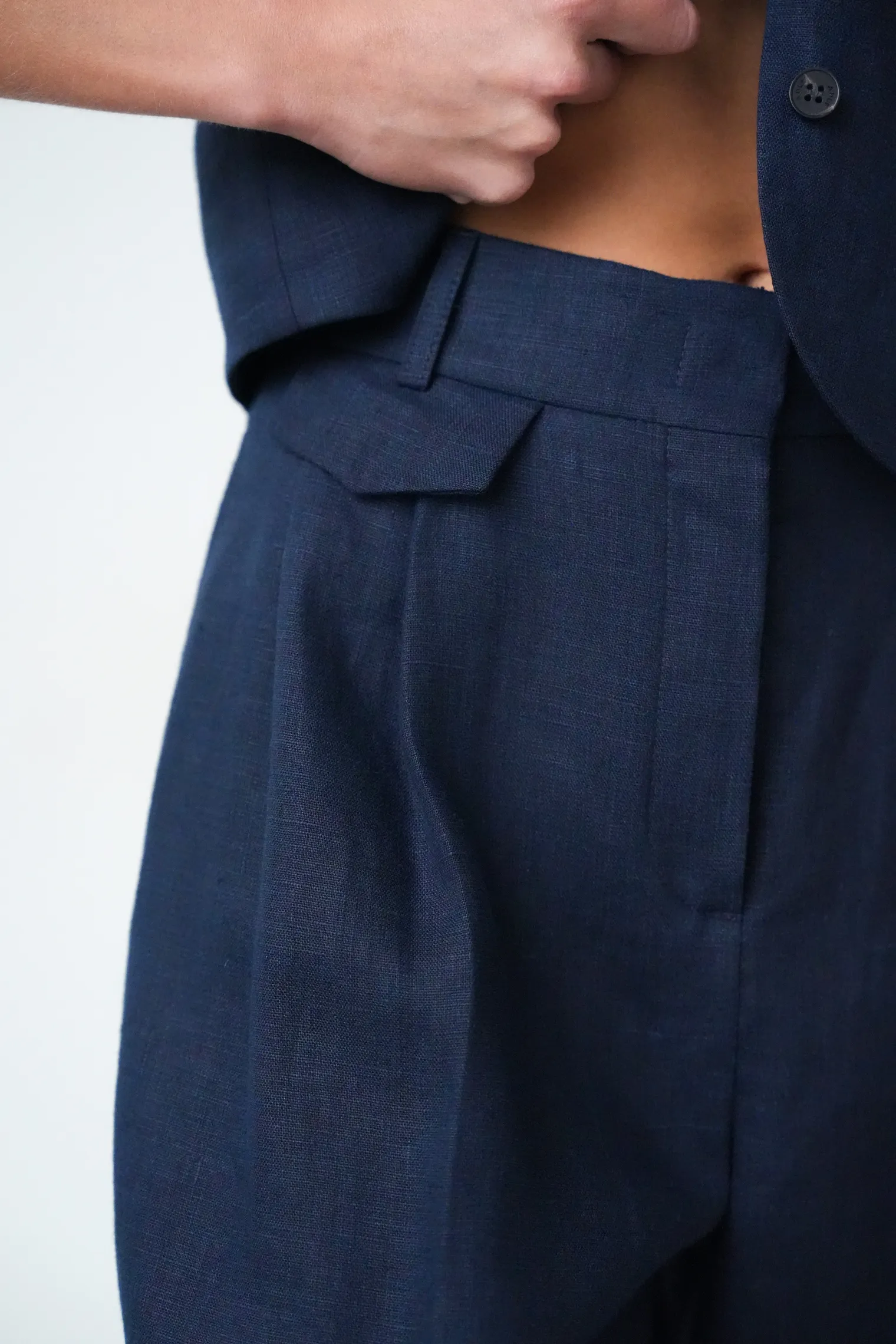 Брюки прямого кроя со складками изо льна тёмно-синего цвета фото 2