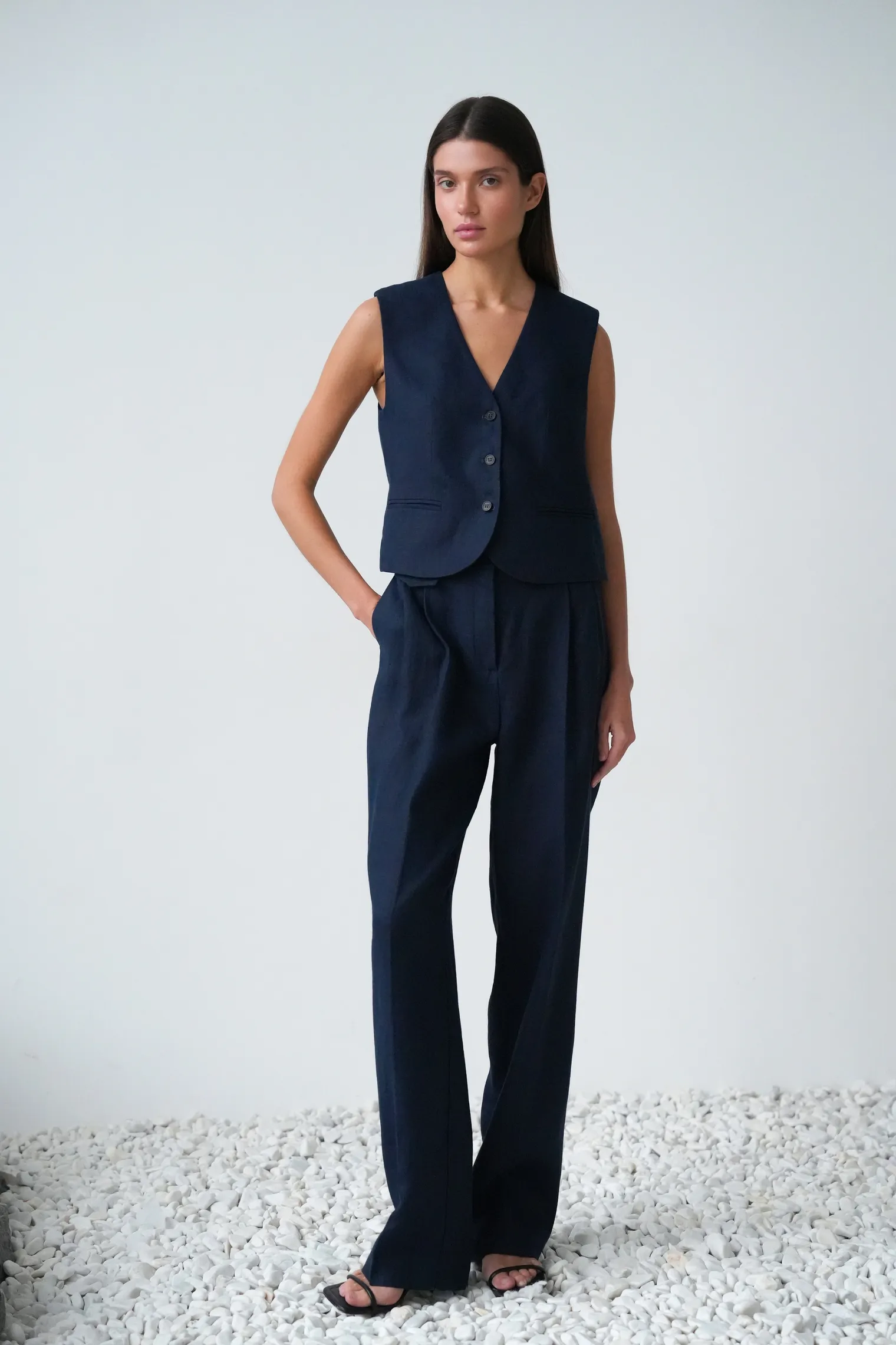 Брюки прямого кроя со складками изо льна тёмно-синего цвета фото 1