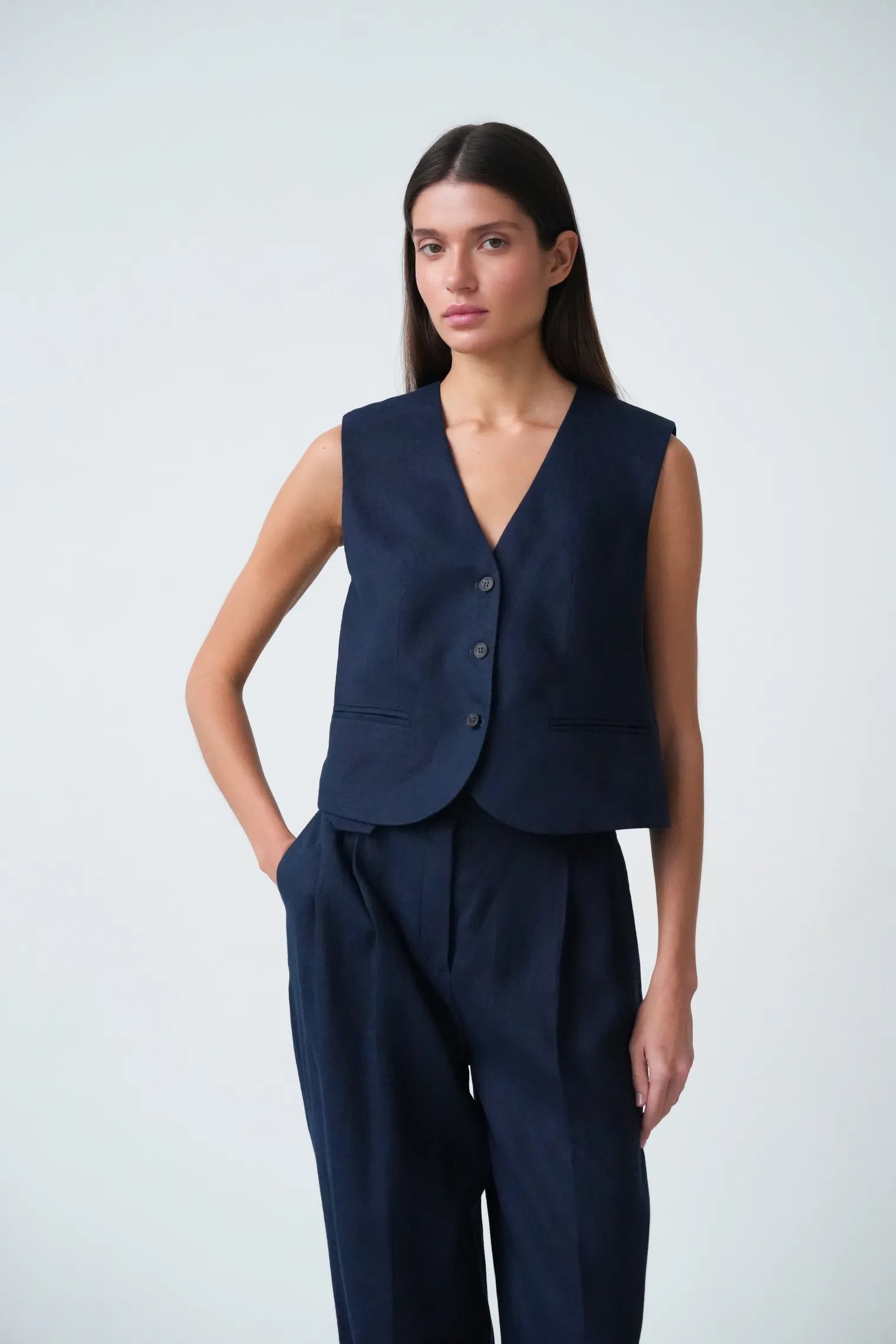 Брюки прямого кроя со складками изо льна тёмно-синего цвета фото 7