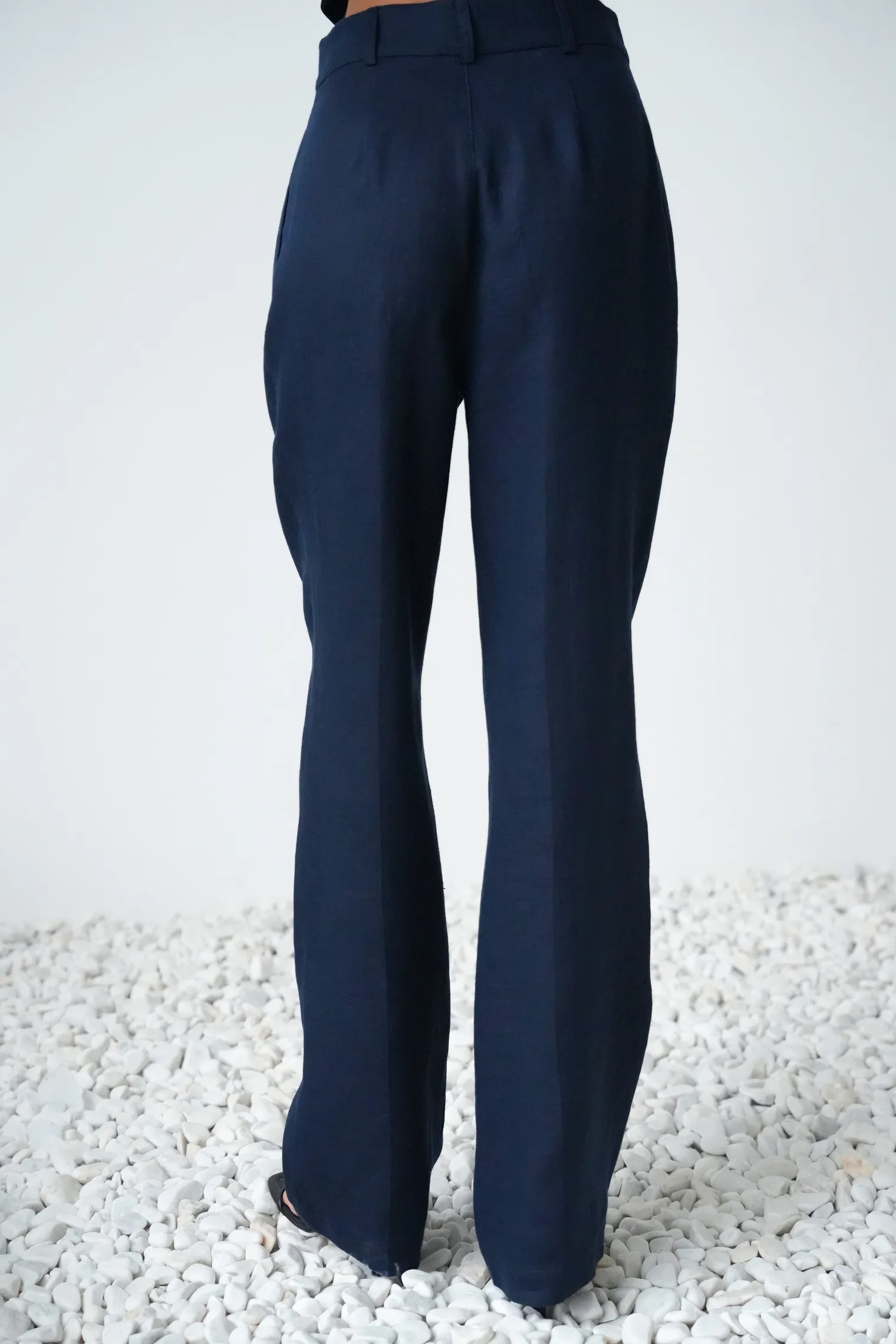 Брюки прямого кроя со складками изо льна тёмно-синего цвета фото 4