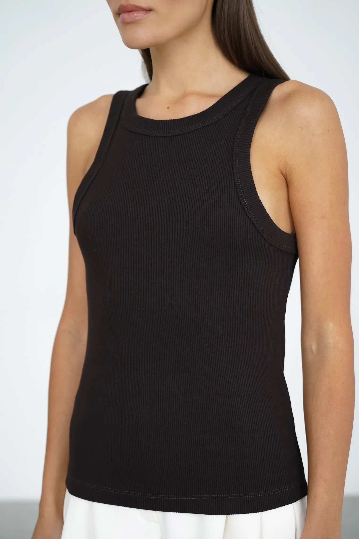 Майка в рубчик цвета горький шоколад фото 7