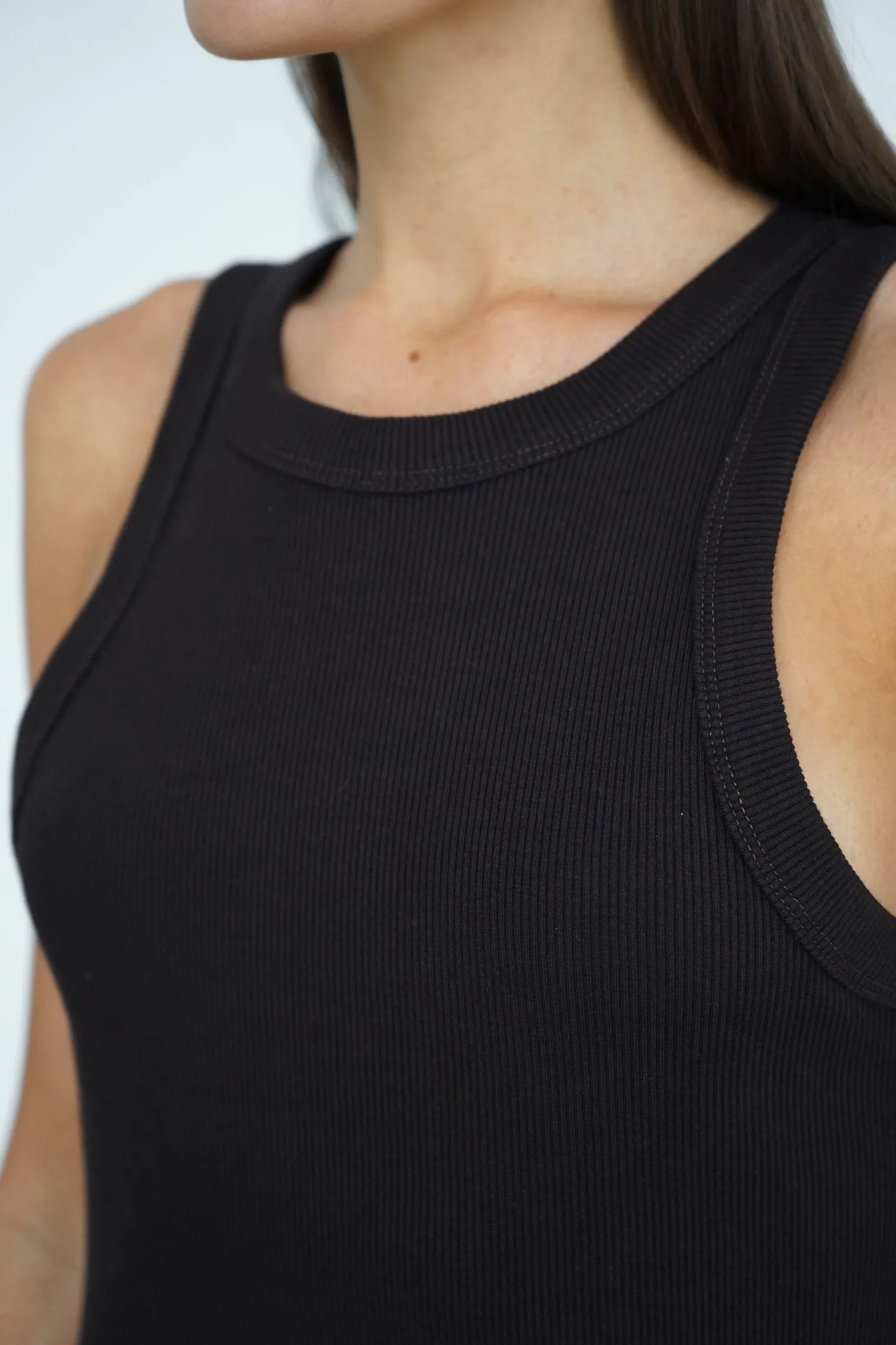 Майка в рубчик цвета горький шоколад фото 3