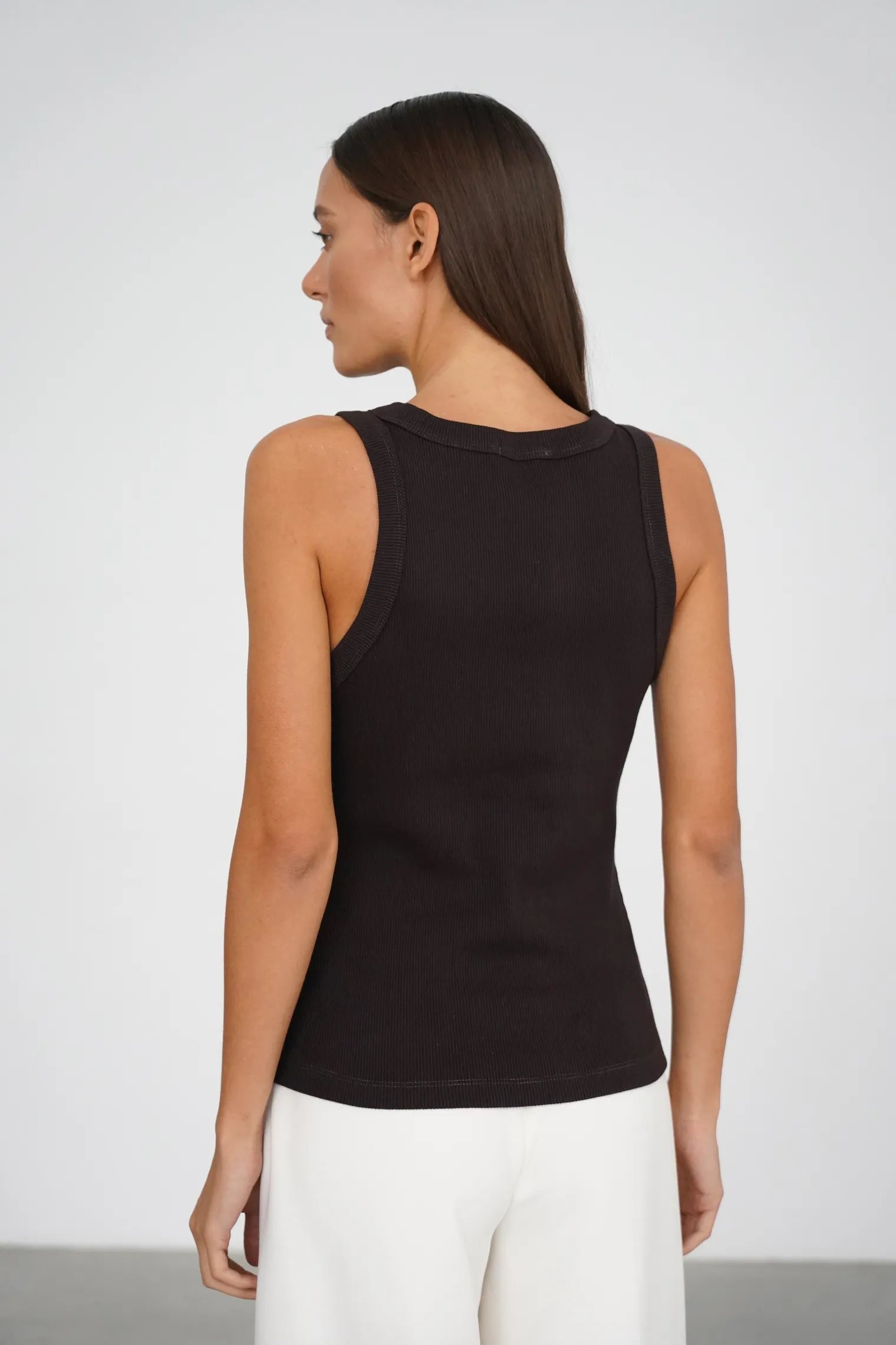 Майка в рубчик цвета горький шоколад фото 4