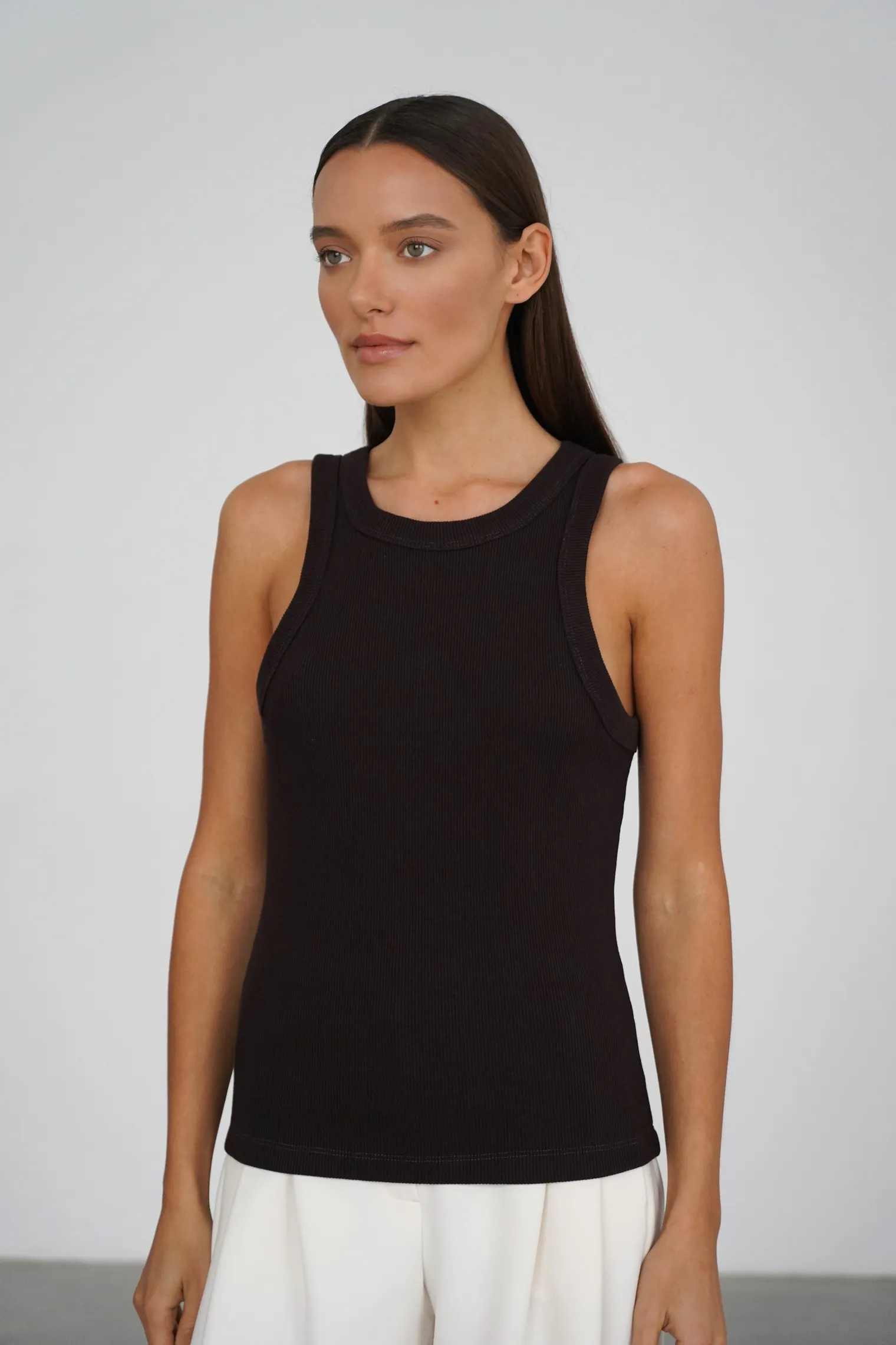 Майка в рубчик цвета горький шоколад фото 6