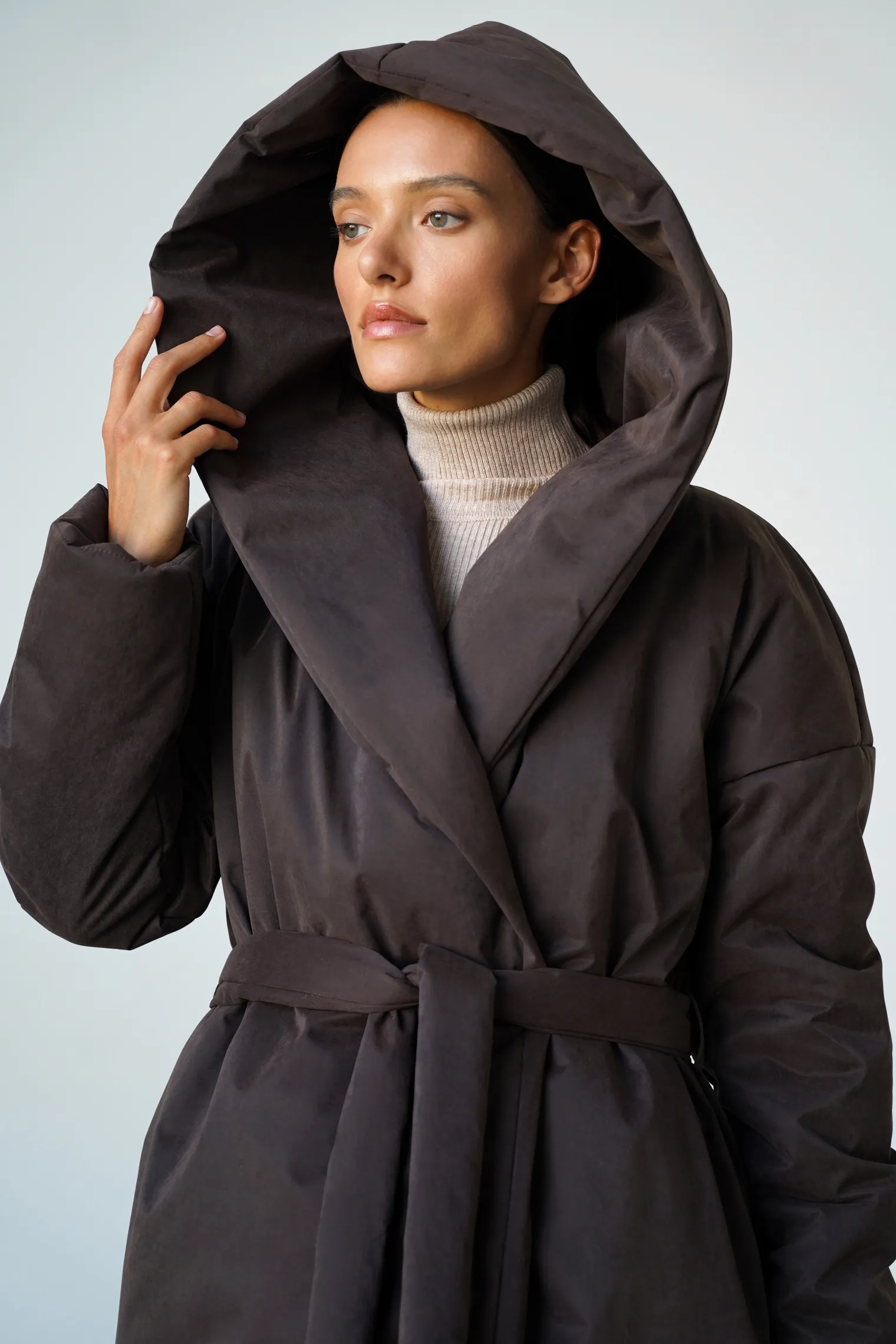 Пальто утепленное с капюшоном цвета горький шоколад фото 2