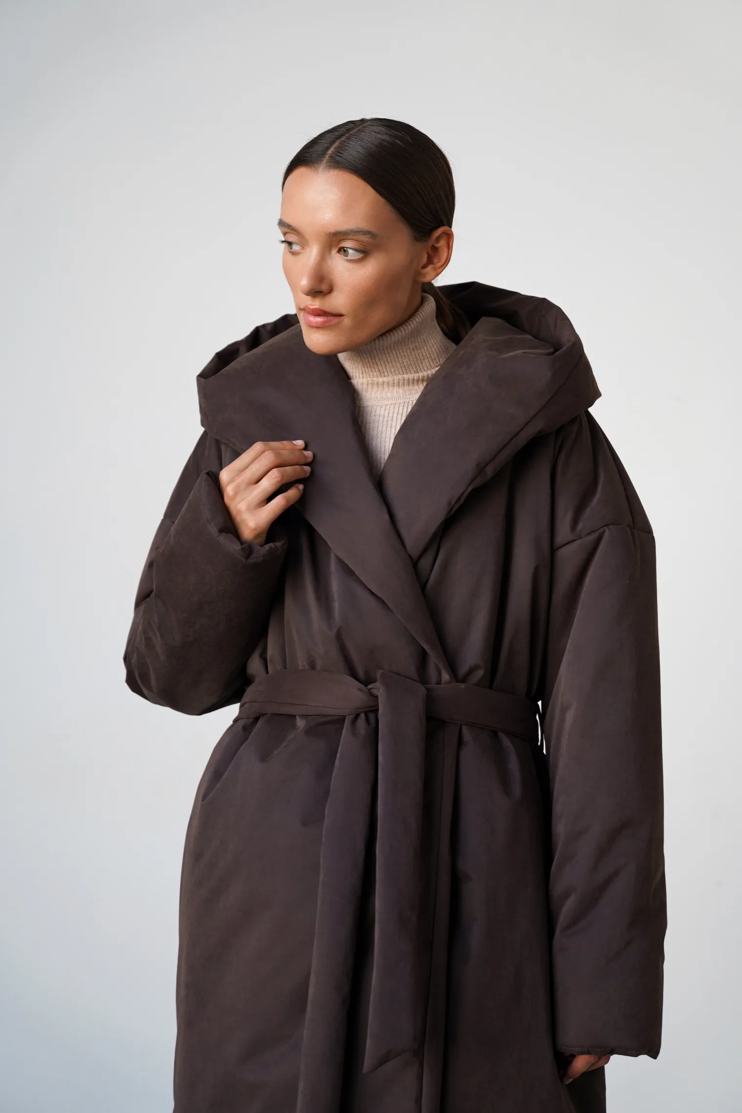 Пальто утепленное с капюшоном цвета горький шоколад фото 5