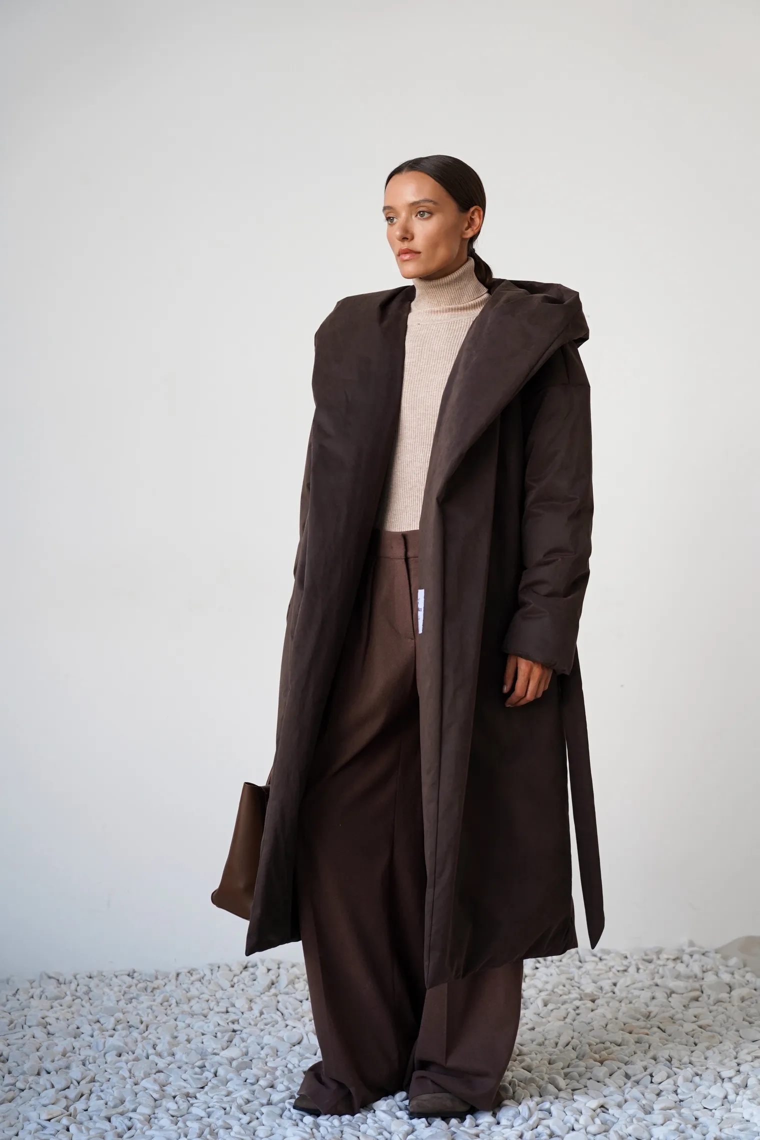 Пальто утепленное с капюшоном цвета горький шоколад фото 7