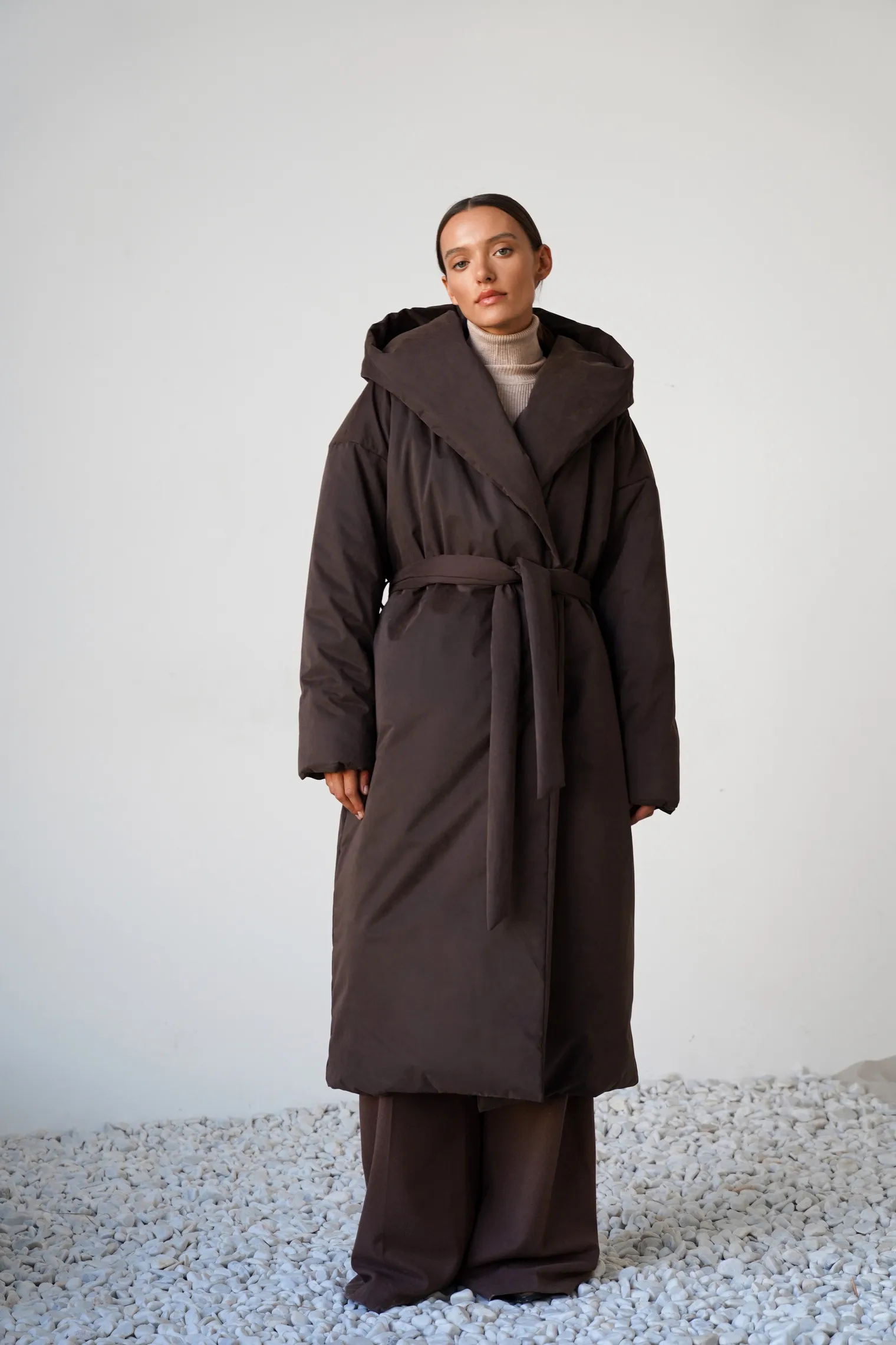Пальто утепленное с капюшоном цвета горький шоколад фото 3