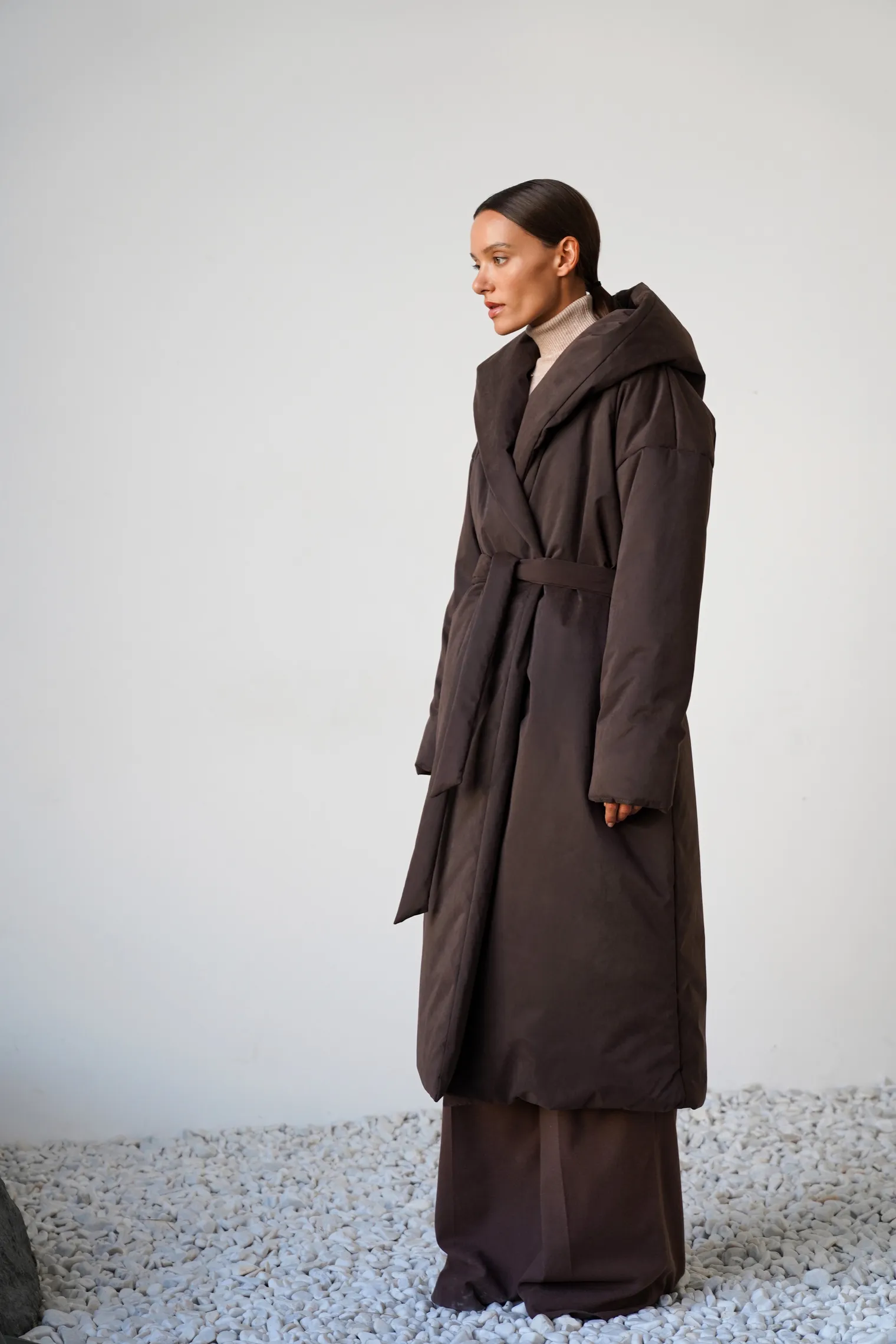 Пальто утепленное с капюшоном цвета горький шоколад фото 1