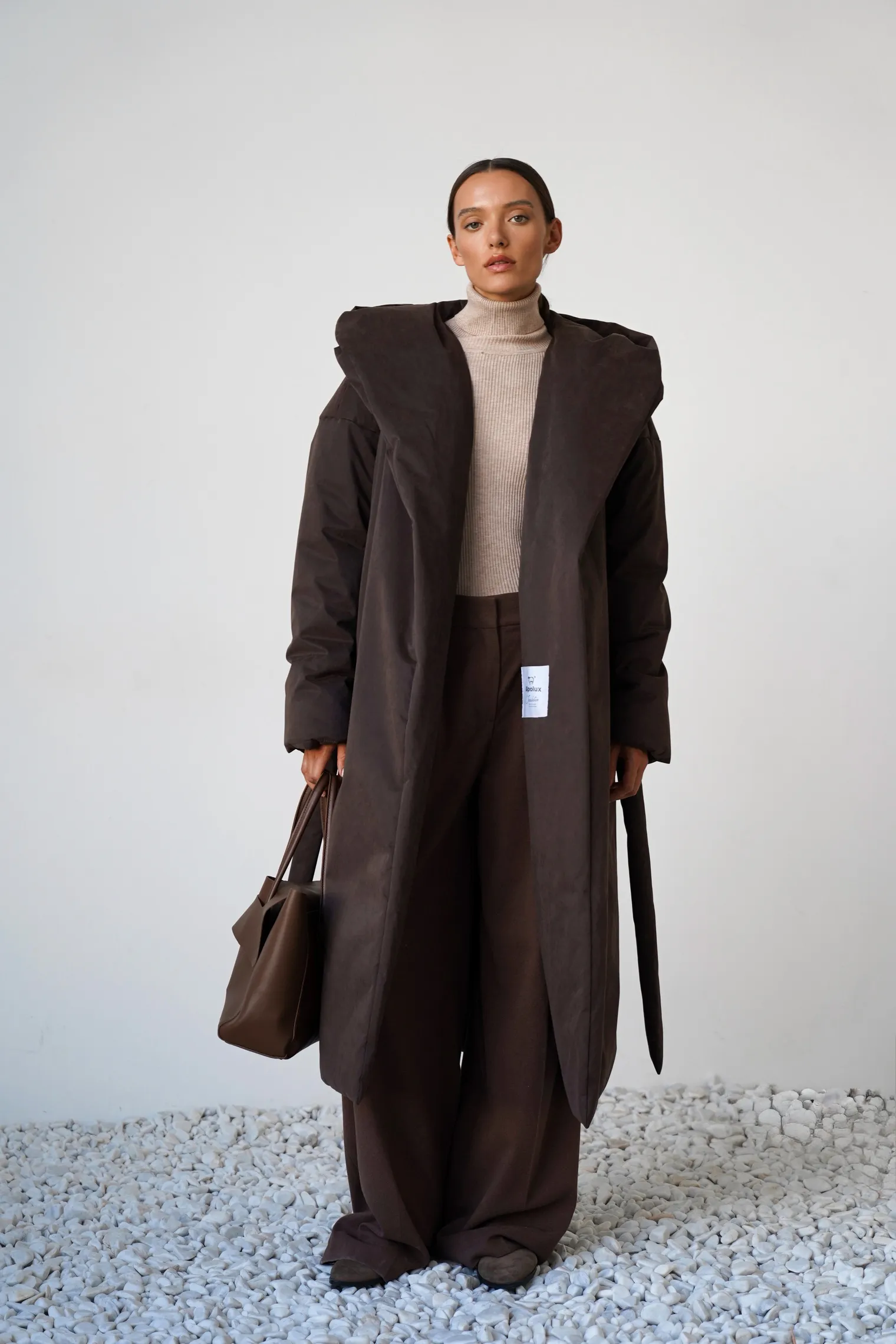 Пальто утепленное с капюшоном цвета горький шоколад фото 6